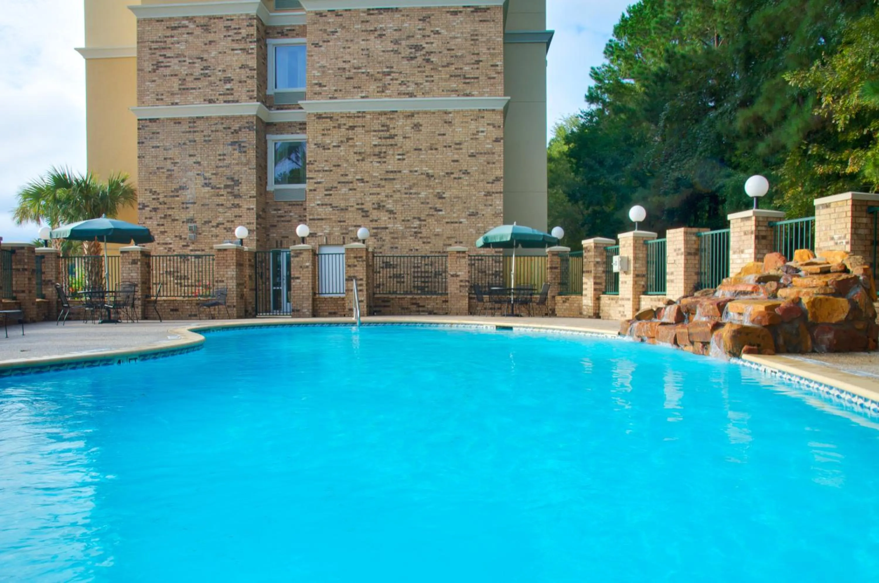 Swimming pool in Holiday Inn Express Hotel & Suites Lufkin South by IHG