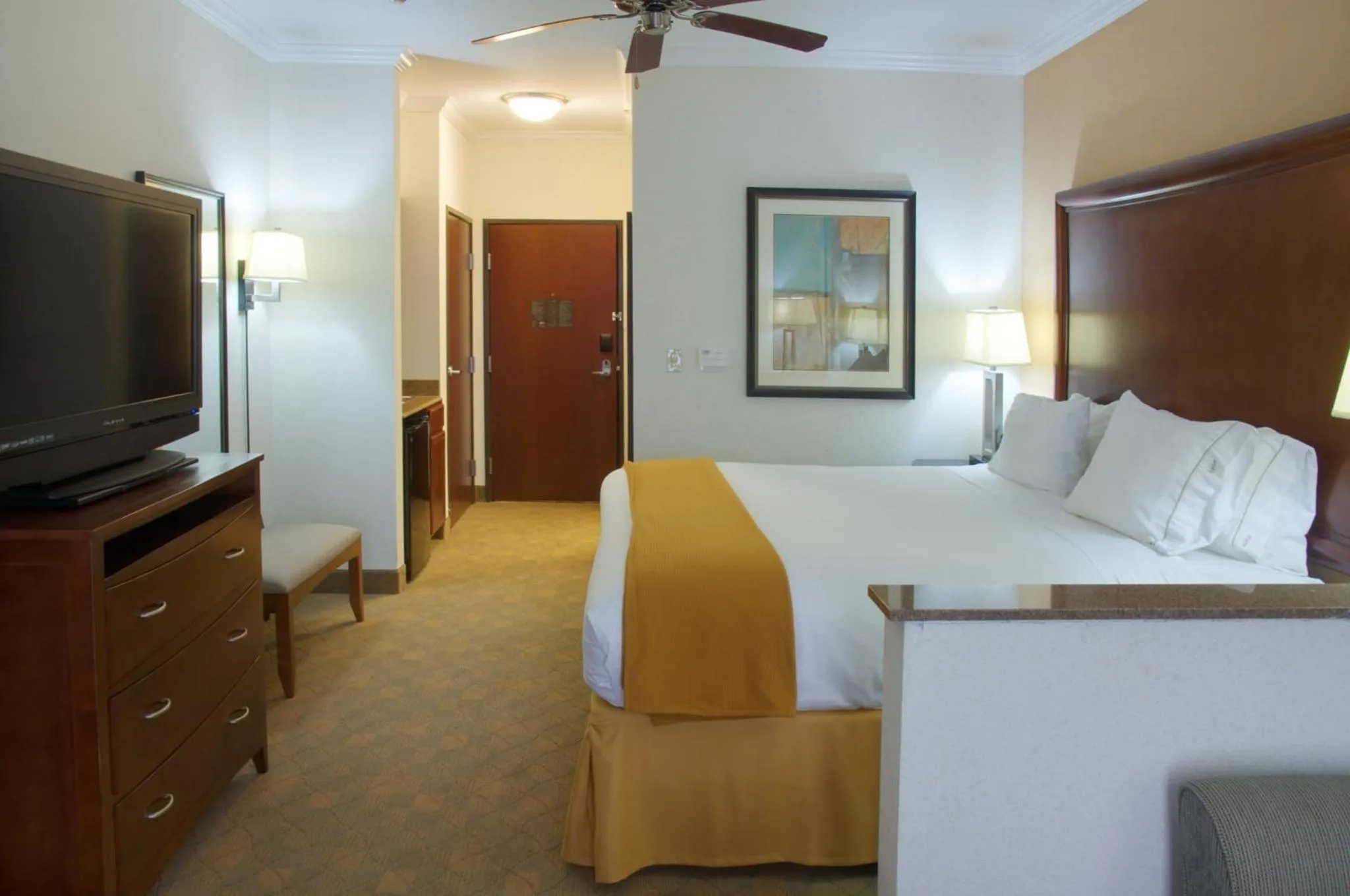 Photo of the whole room, Bed in Holiday Inn Express Hotel & Suites Lufkin South by IHG