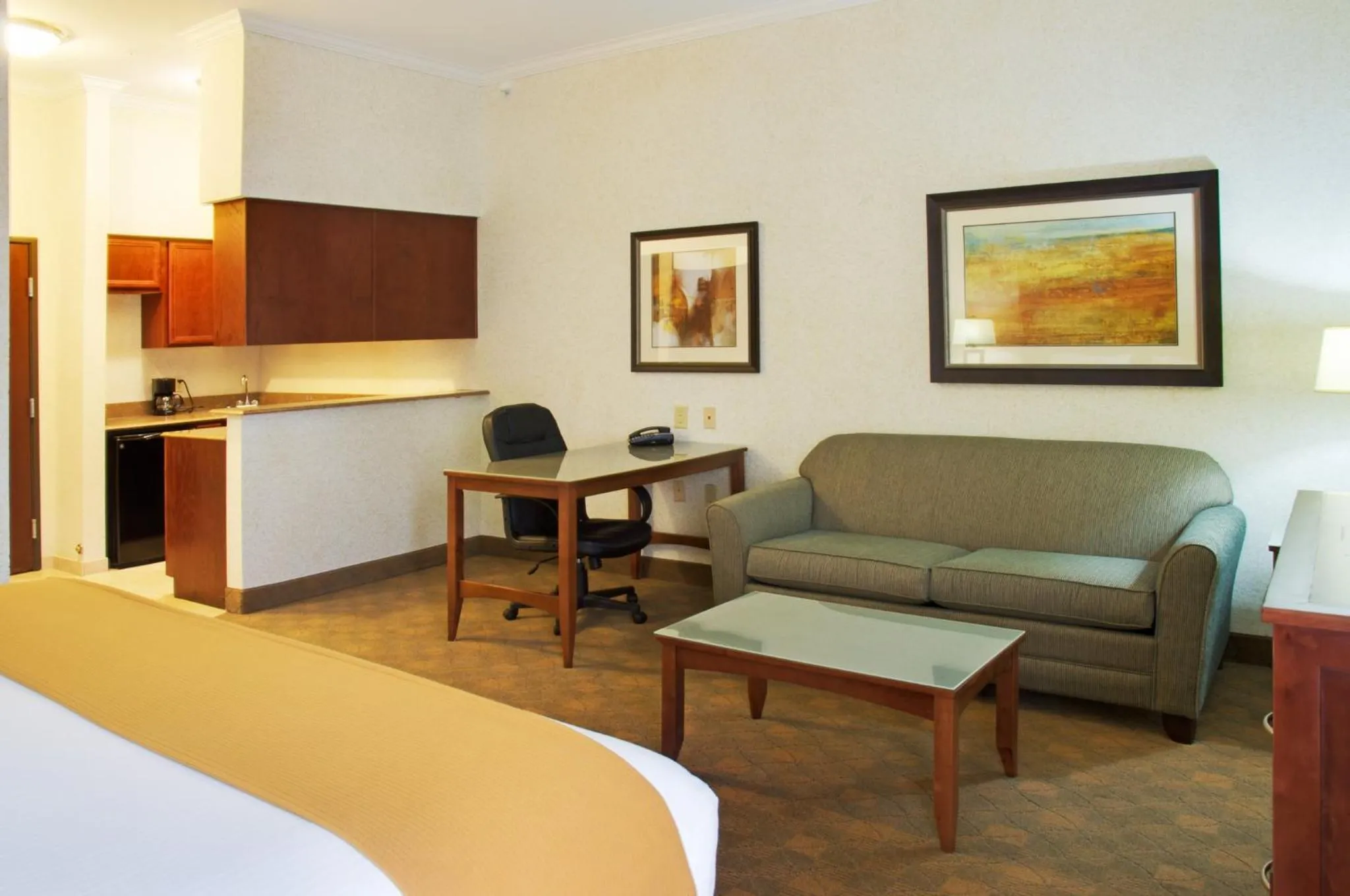 Photo of the whole room, Bed in Holiday Inn Express Hotel & Suites Lufkin South by IHG