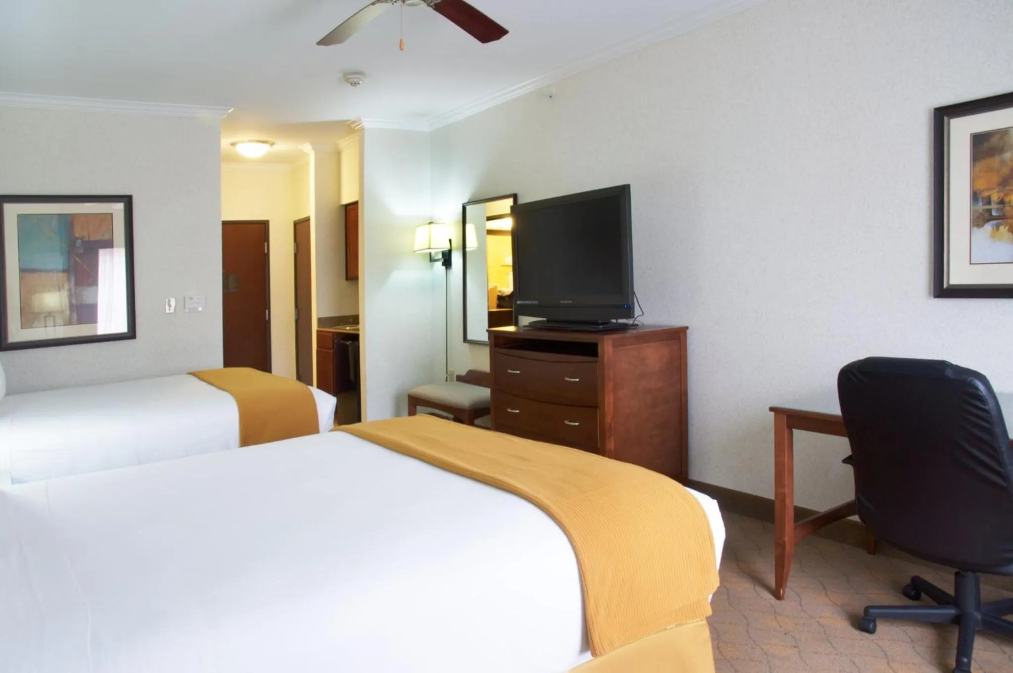 Photo of the whole room, Bed in Holiday Inn Express Hotel & Suites Lufkin South by IHG