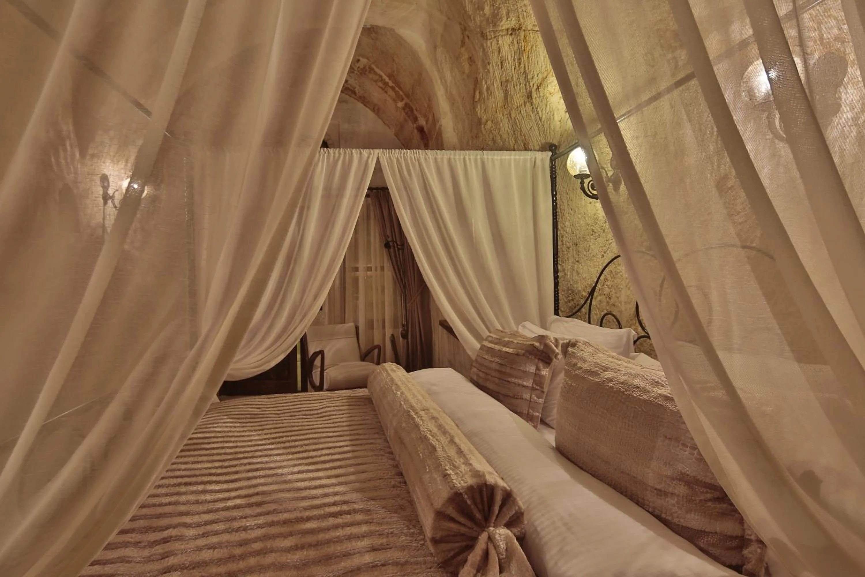 Bed in Asuwari Suites Cappadocia