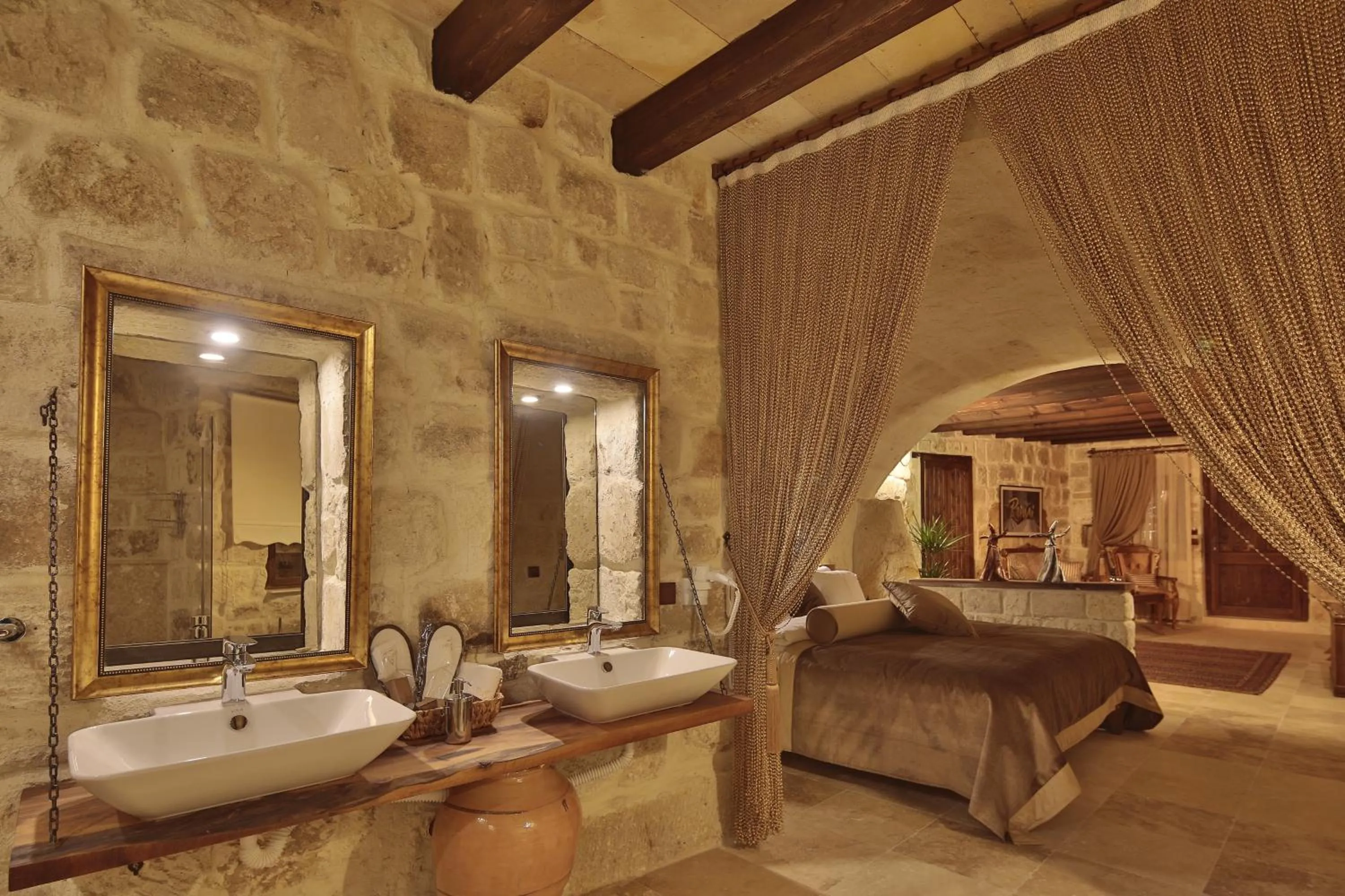 Bathroom, Bed in Asuwari Suites Cappadocia