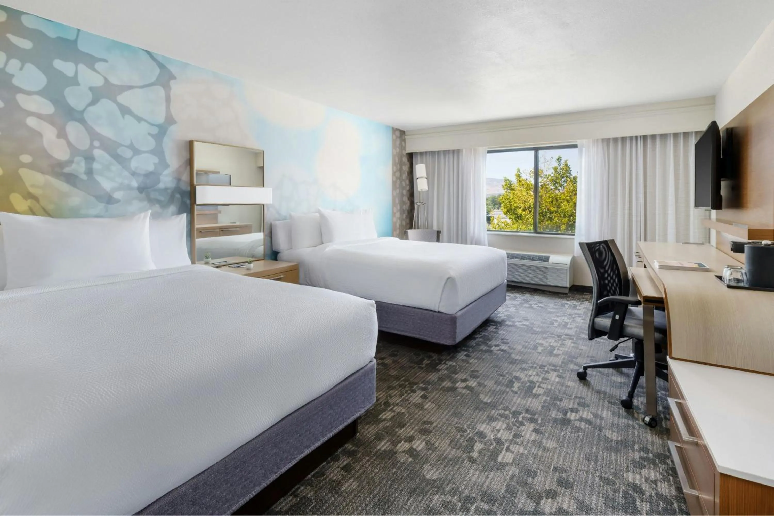 Photo of the whole room, Bed in Courtyard by Marriott Palmdale