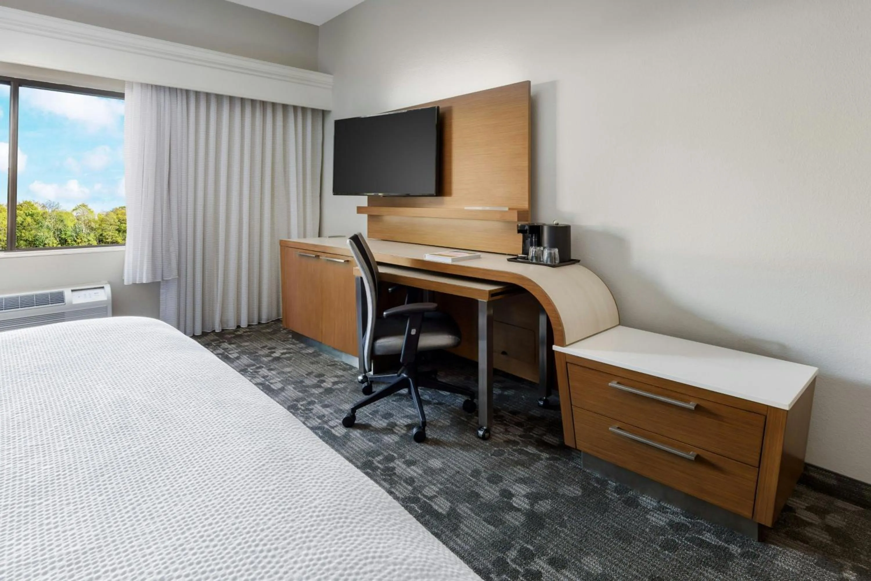 Photo of the whole room, Bed in Courtyard by Marriott Palmdale