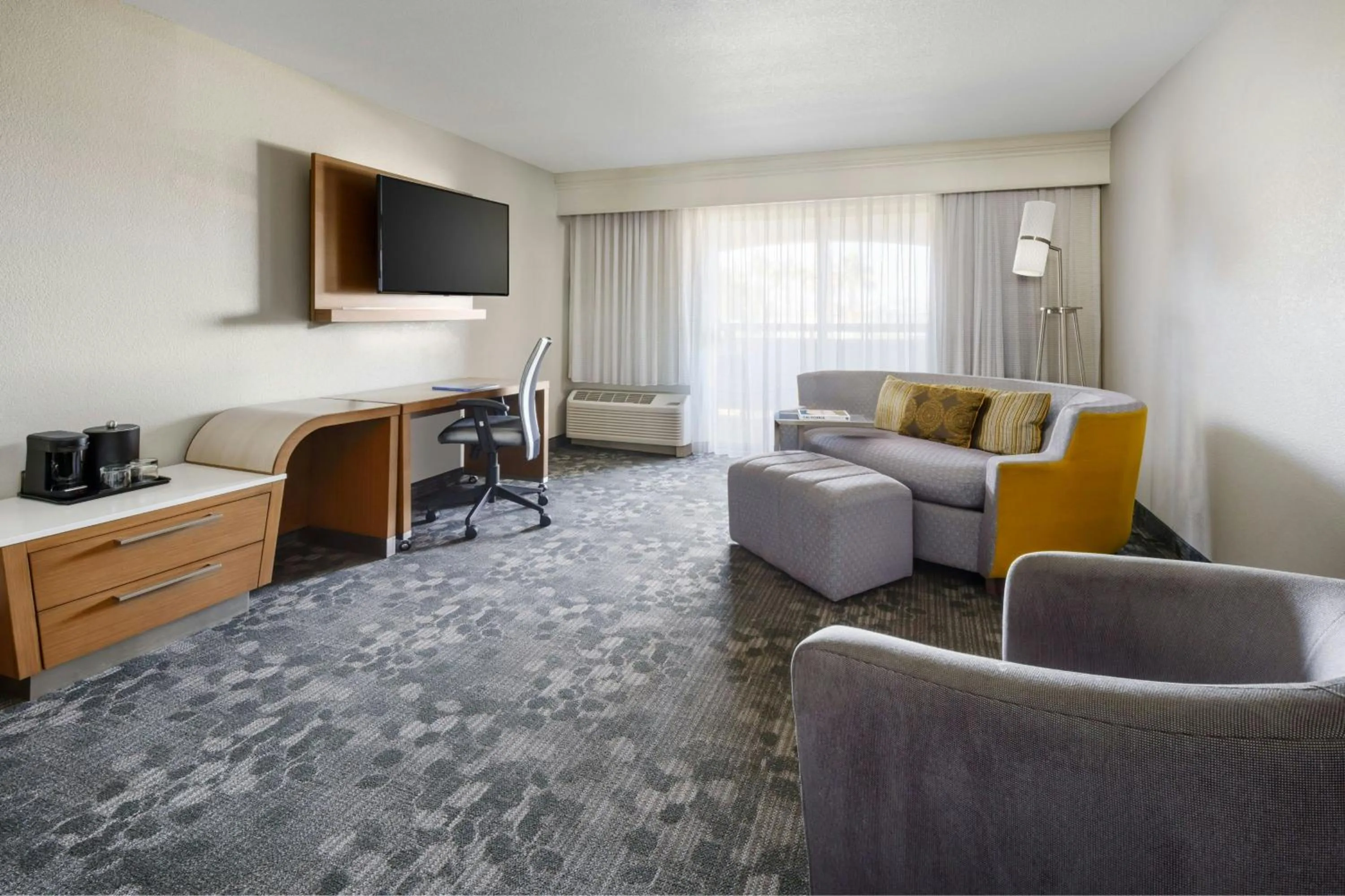 Living room in Courtyard by Marriott Palmdale
