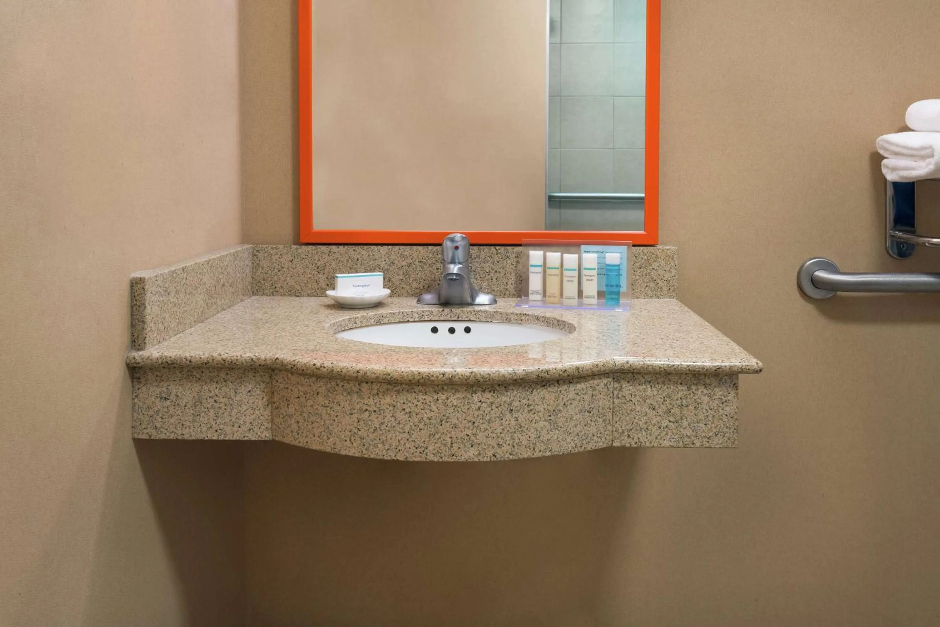 Bathroom in Hampton Inn Springfield South Enfield