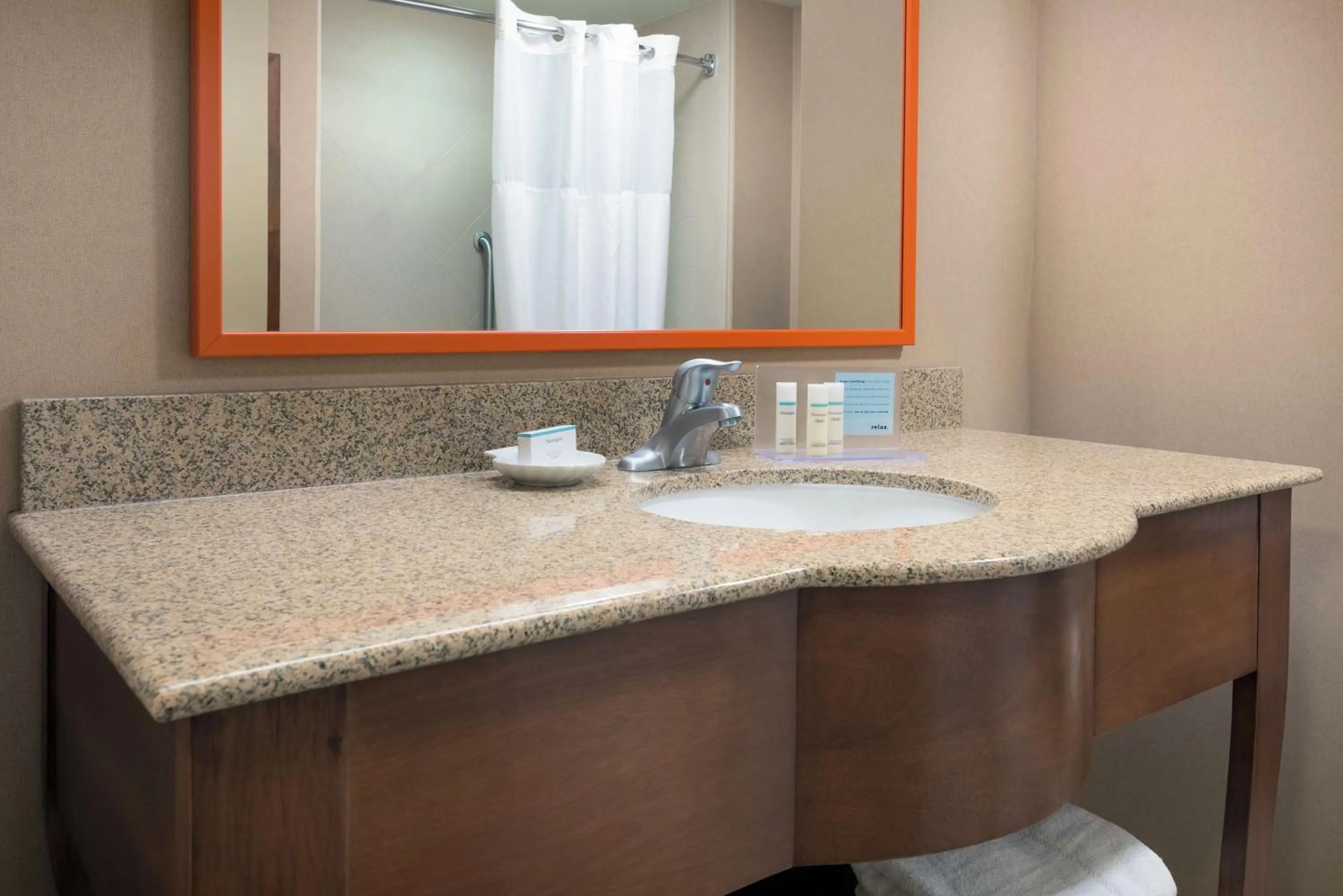 Bathroom in Hampton Inn Springfield South Enfield