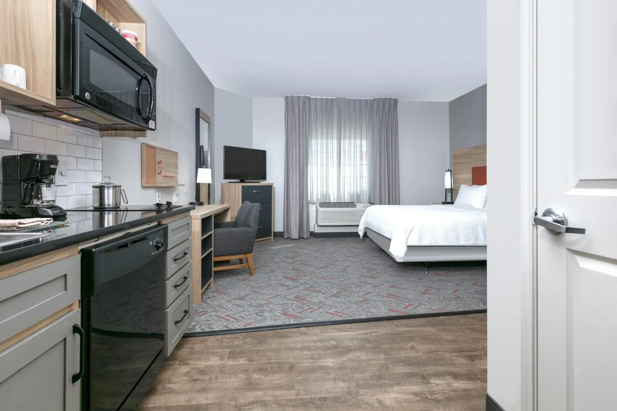 Photo of the whole room, Bed in Candlewood Suites Lake Jackson by IHG