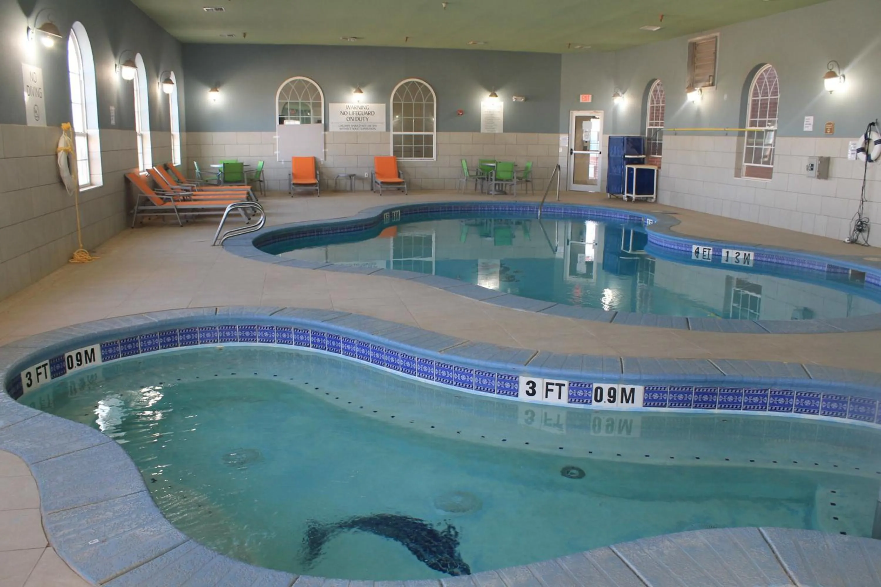 Swimming pool in Holiday Inn Express Hotel & Suites Levelland by IHG