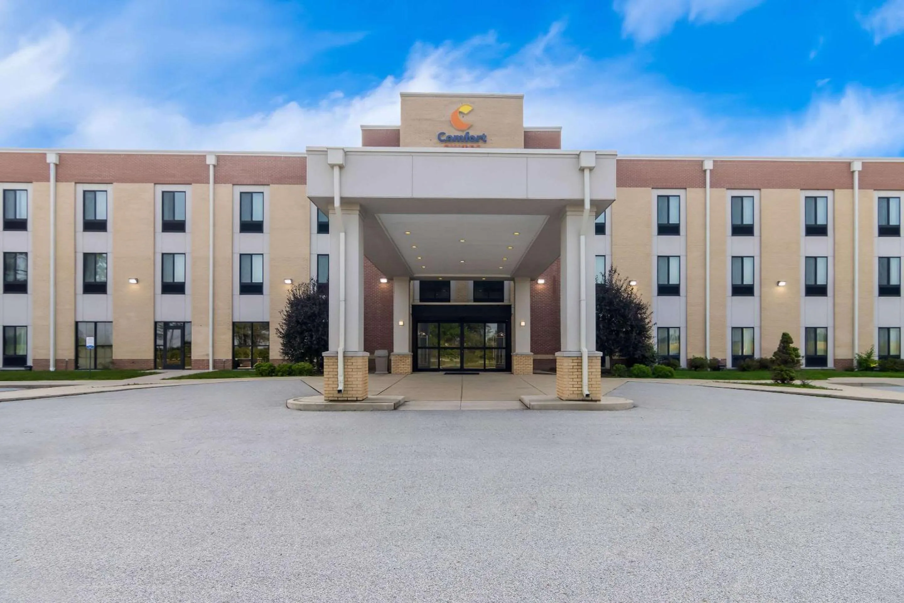 Property building in Comfort Suites Rensselaer near Fair Oaks