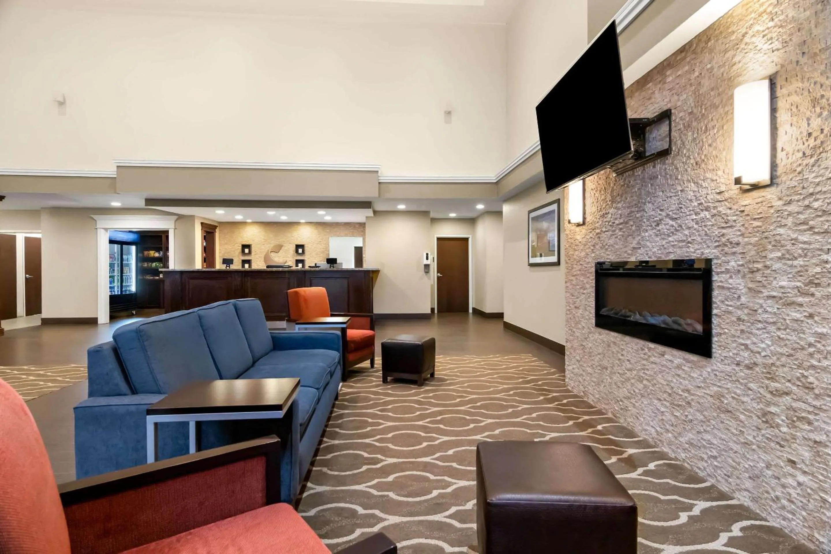 Lobby or reception in Comfort Suites Rensselaer near Fair Oaks