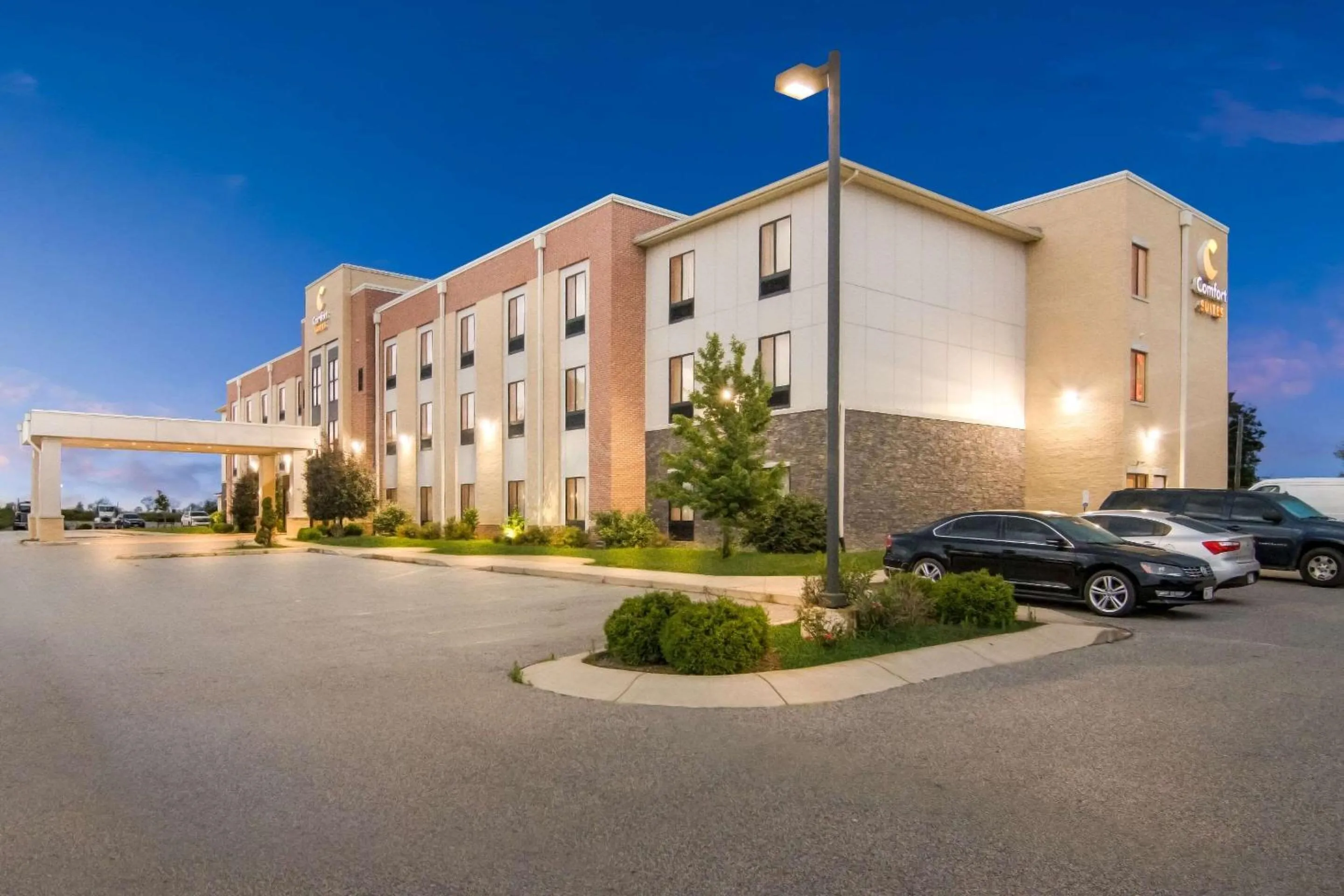 Property building in Comfort Suites Rensselaer near Fair Oaks