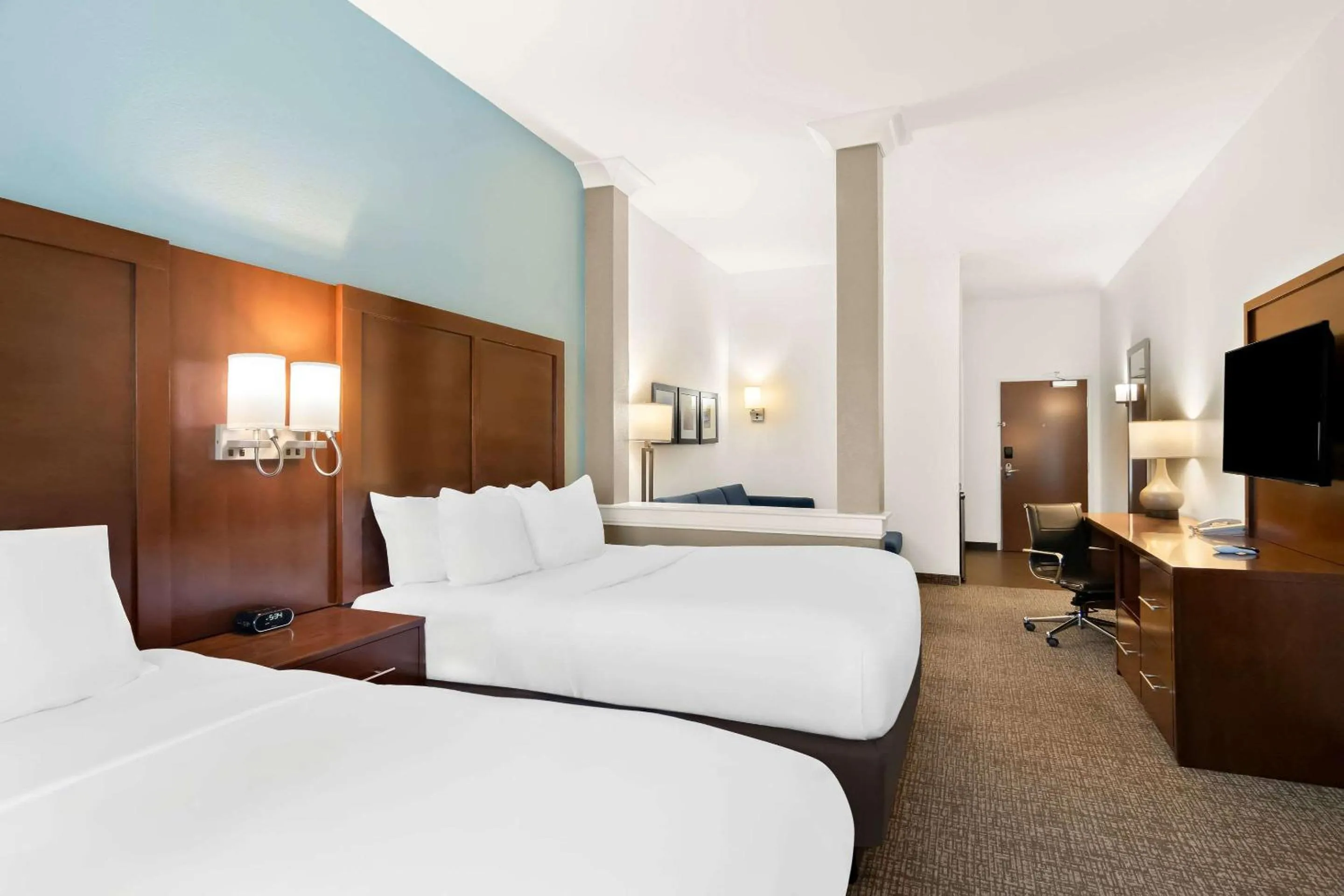 Bedroom, Bed in Comfort Suites Rensselaer near Fair Oaks