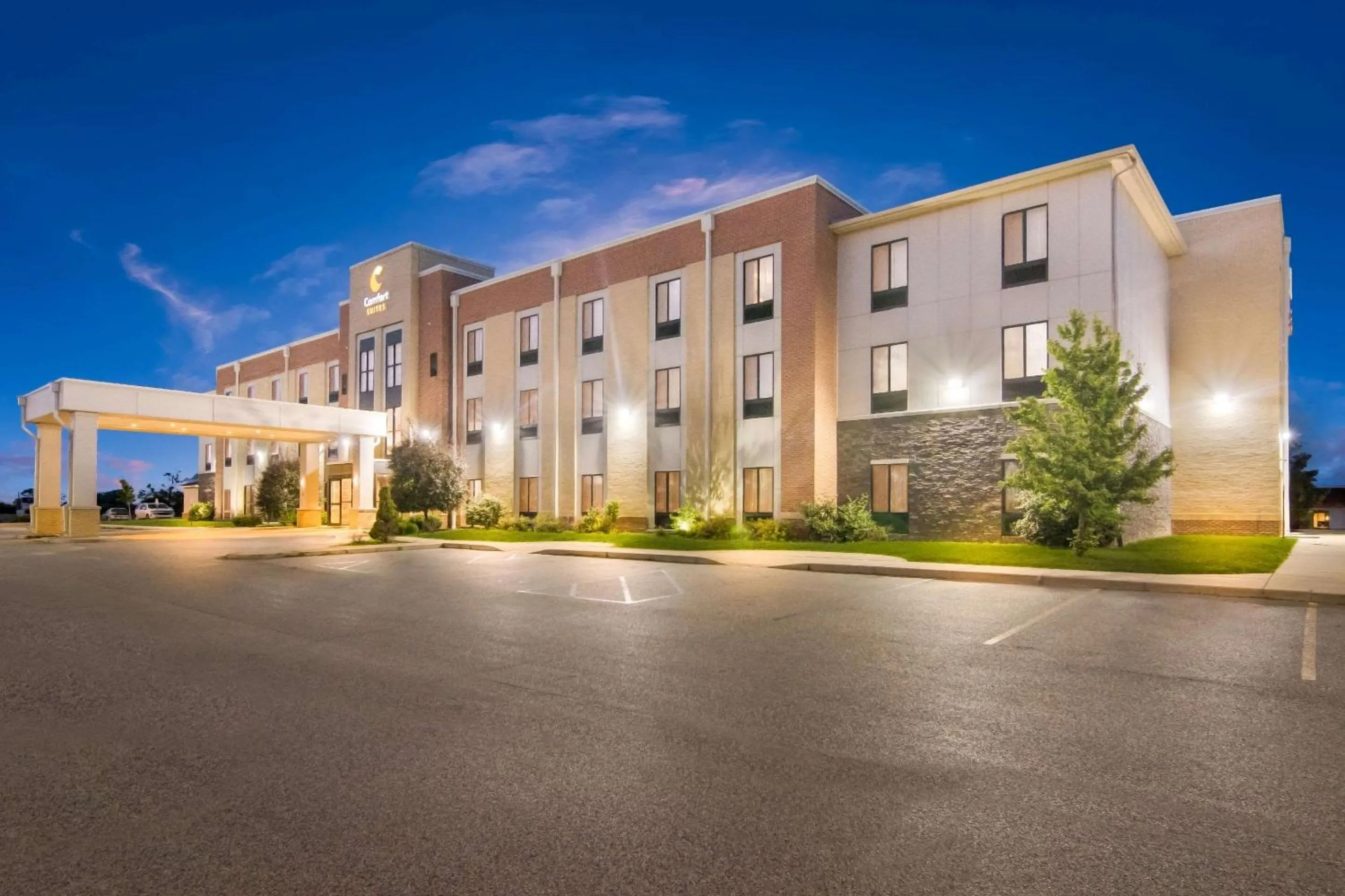 Property building in Comfort Suites Rensselaer near Fair Oaks