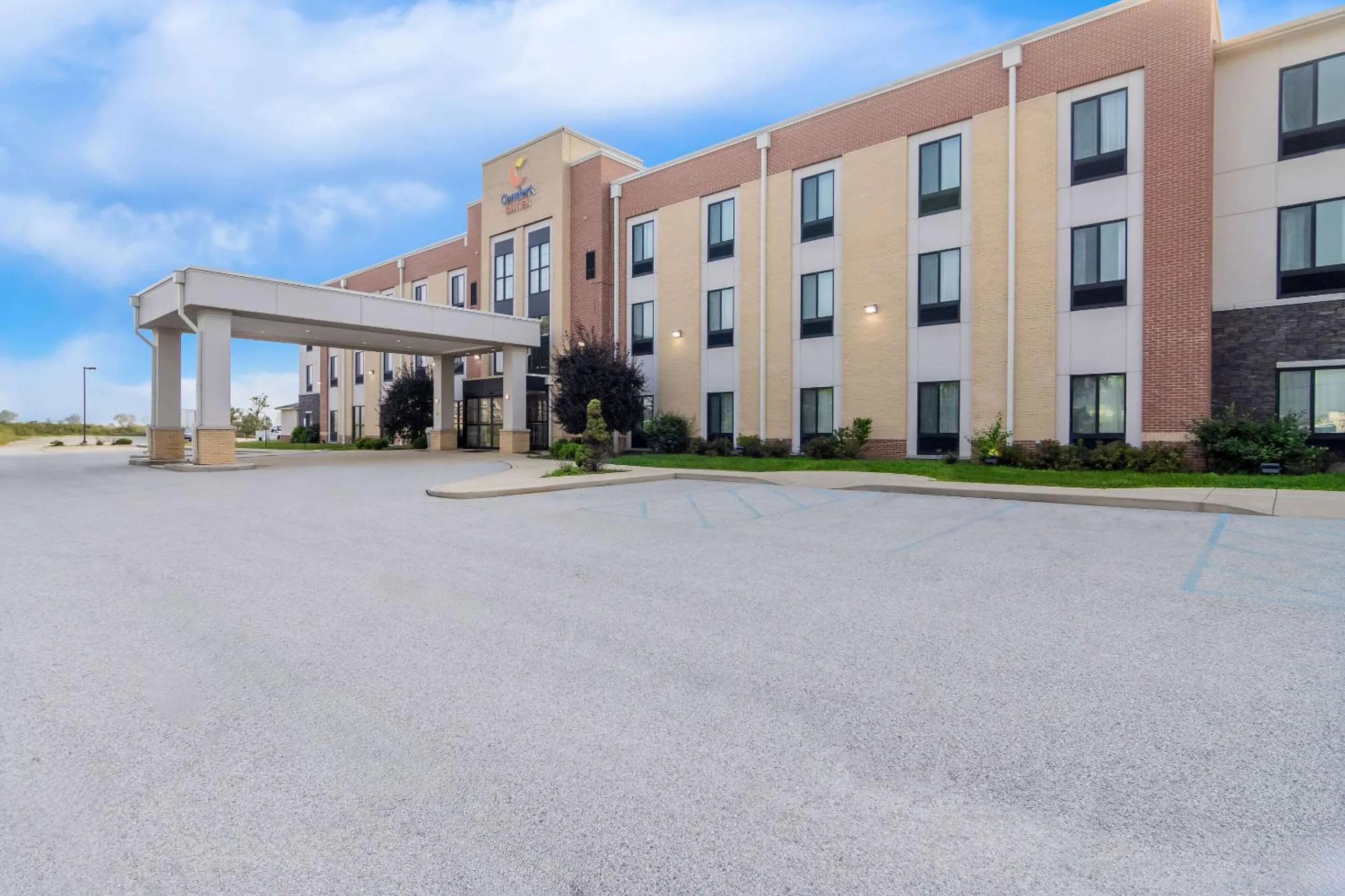 Property building in Comfort Suites Rensselaer near Fair Oaks