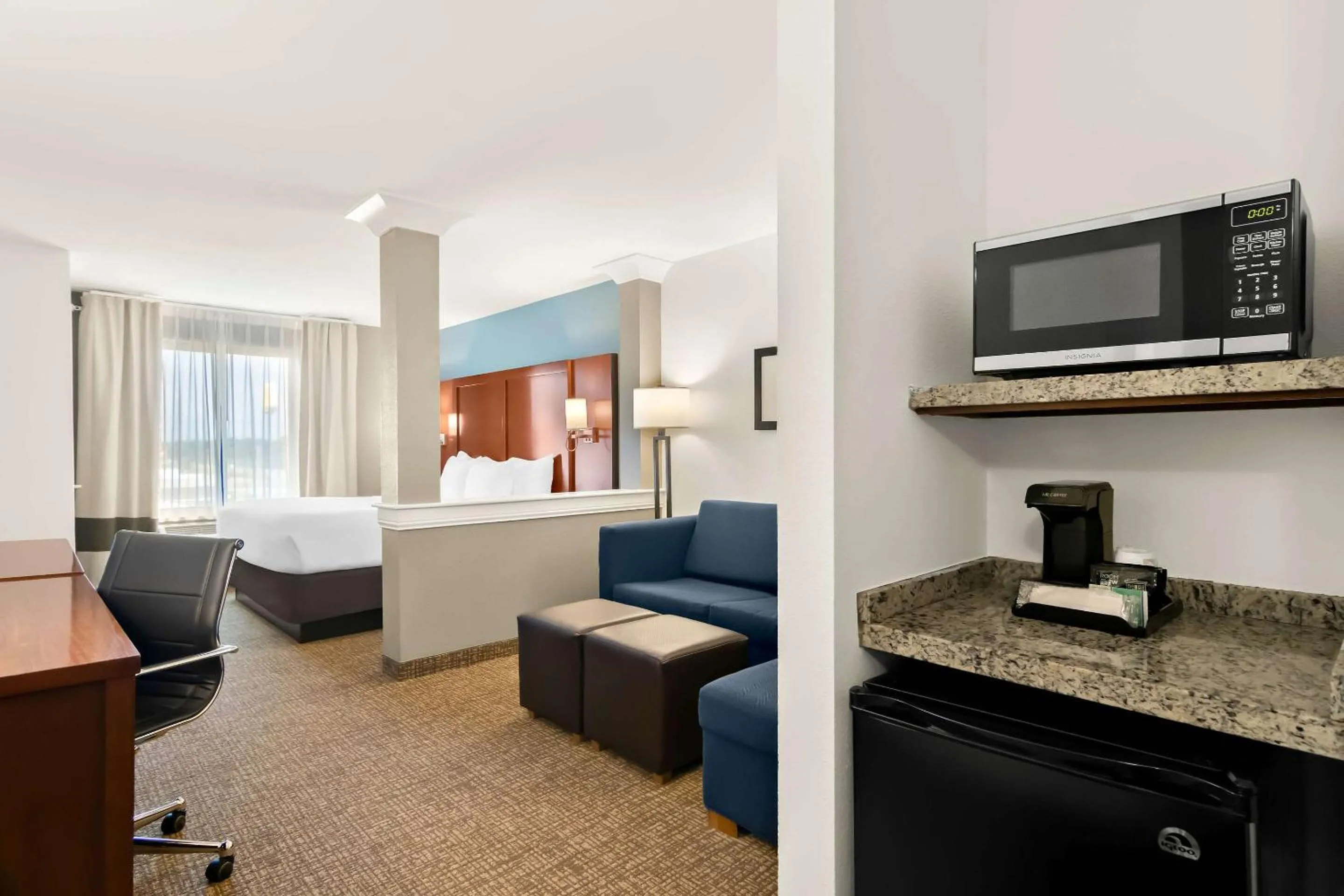 Bedroom, Bed in Comfort Suites Rensselaer near Fair Oaks