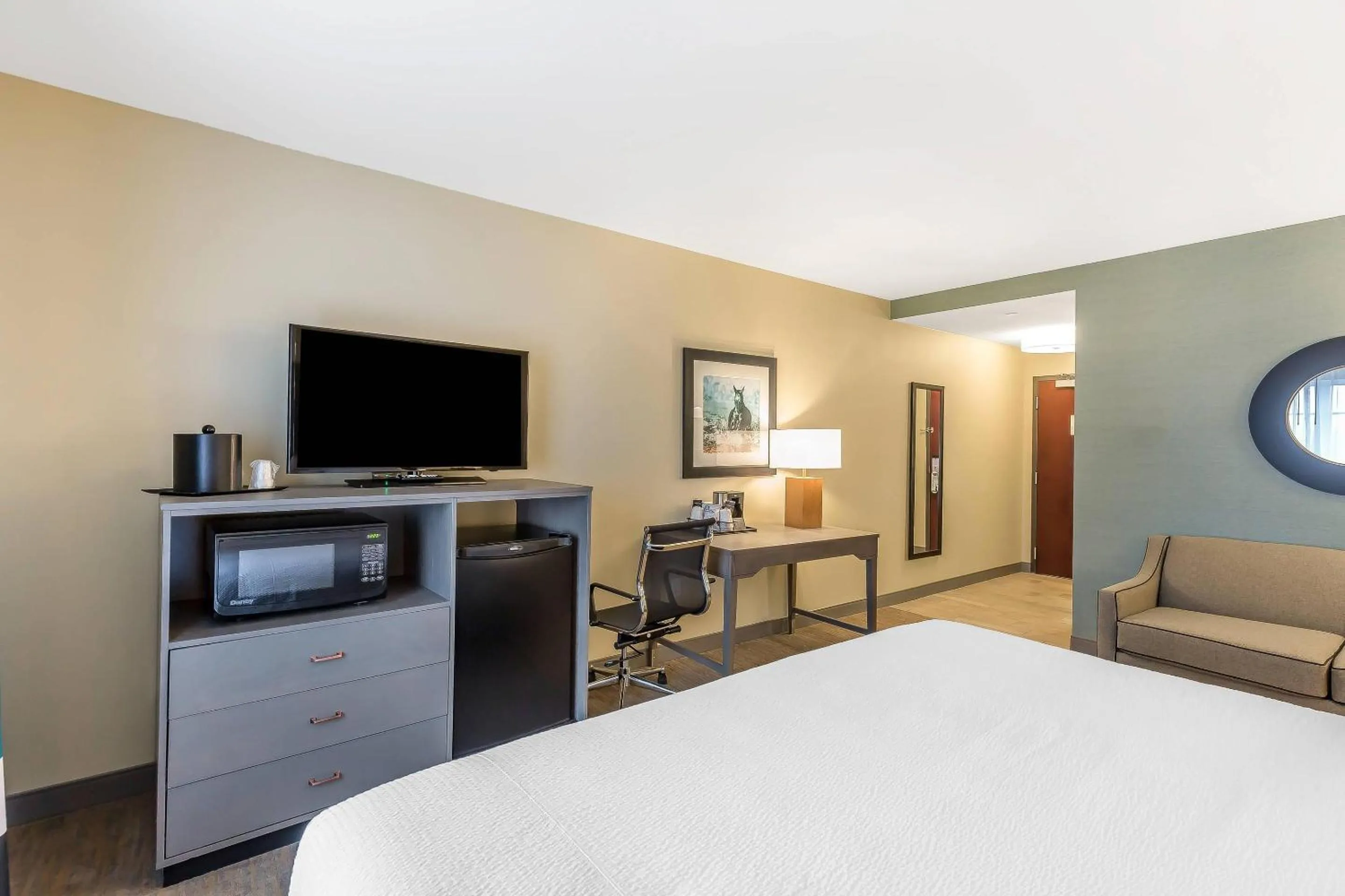 Bedroom, Bed in Marina Bay Hotel & Suites, an Ascend Collection Hotel