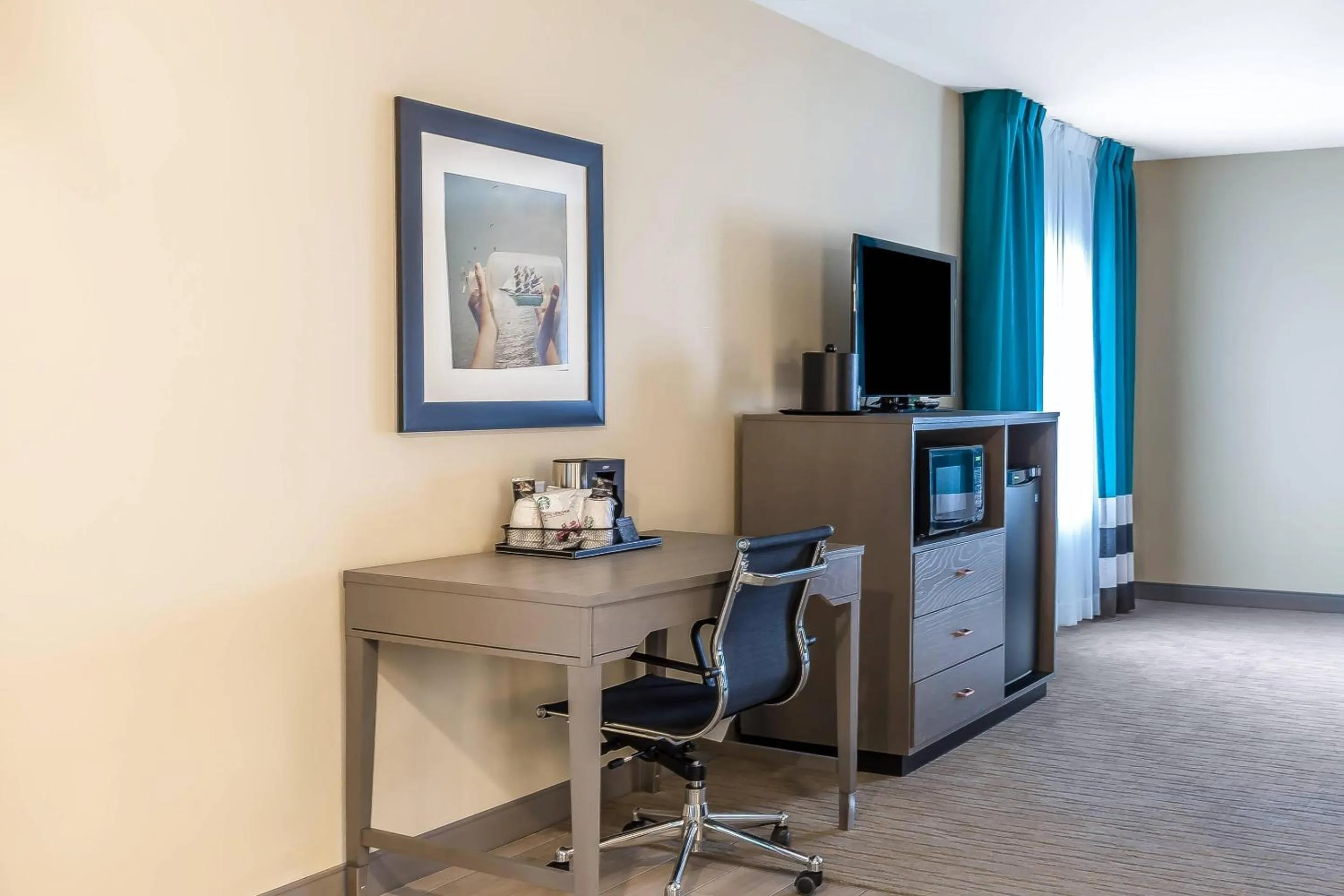 Bedroom in Marina Bay Hotel & Suites, an Ascend Collection Hotel