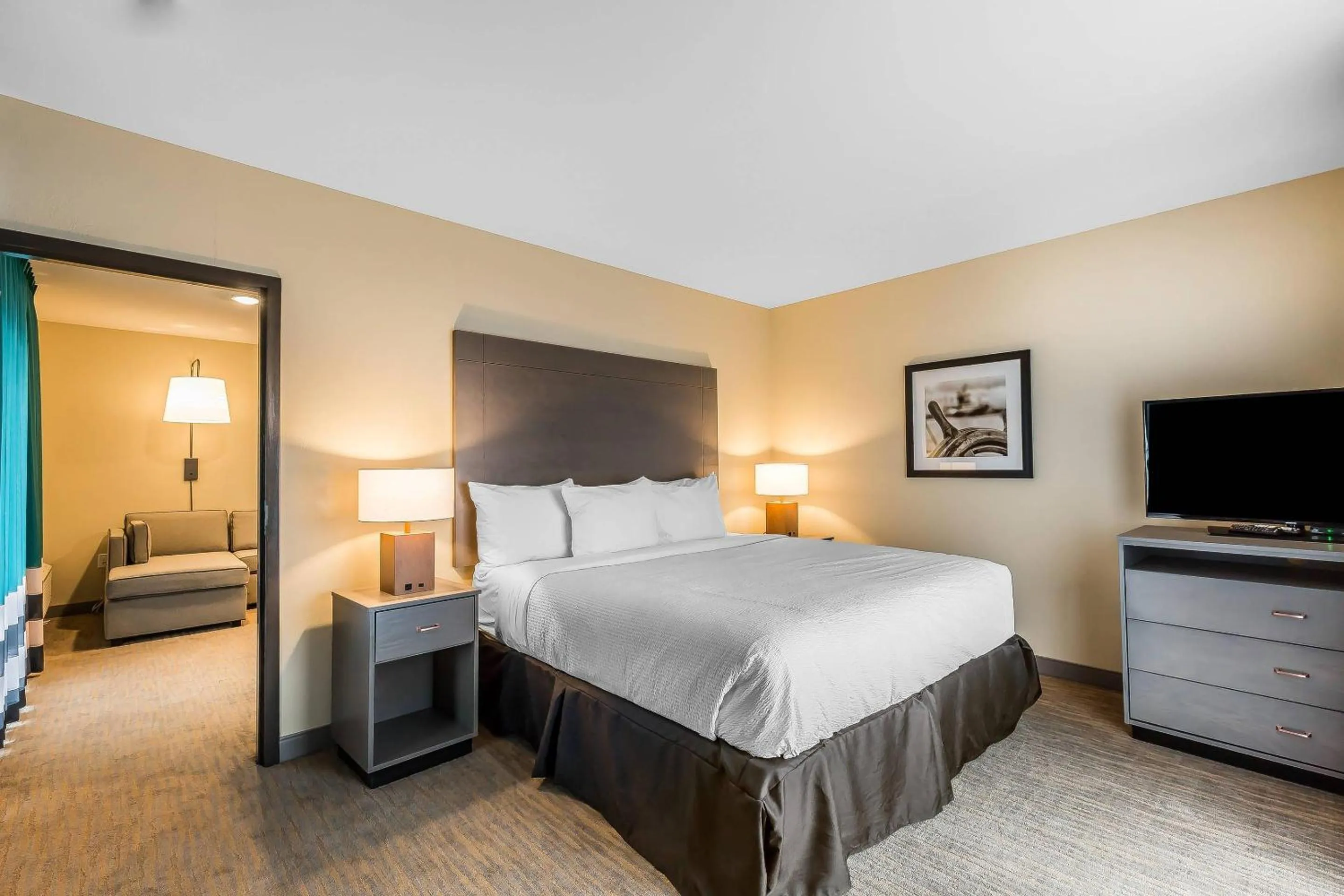 Bedroom, Bed in Marina Bay Hotel & Suites, an Ascend Collection Hotel