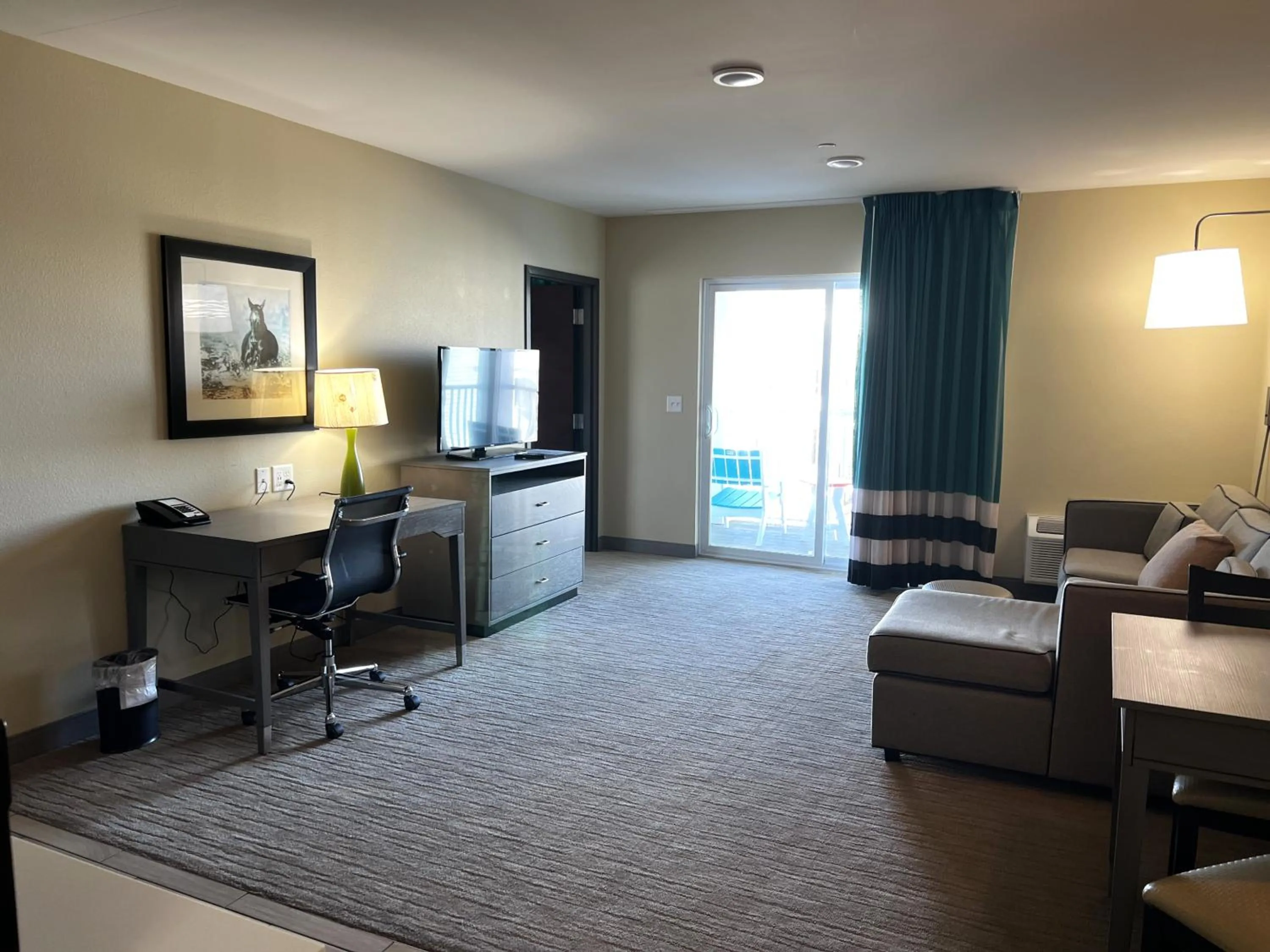 Communal lounge/ TV room in Marina Bay Hotel & Suites, an Ascend Collection Hotel