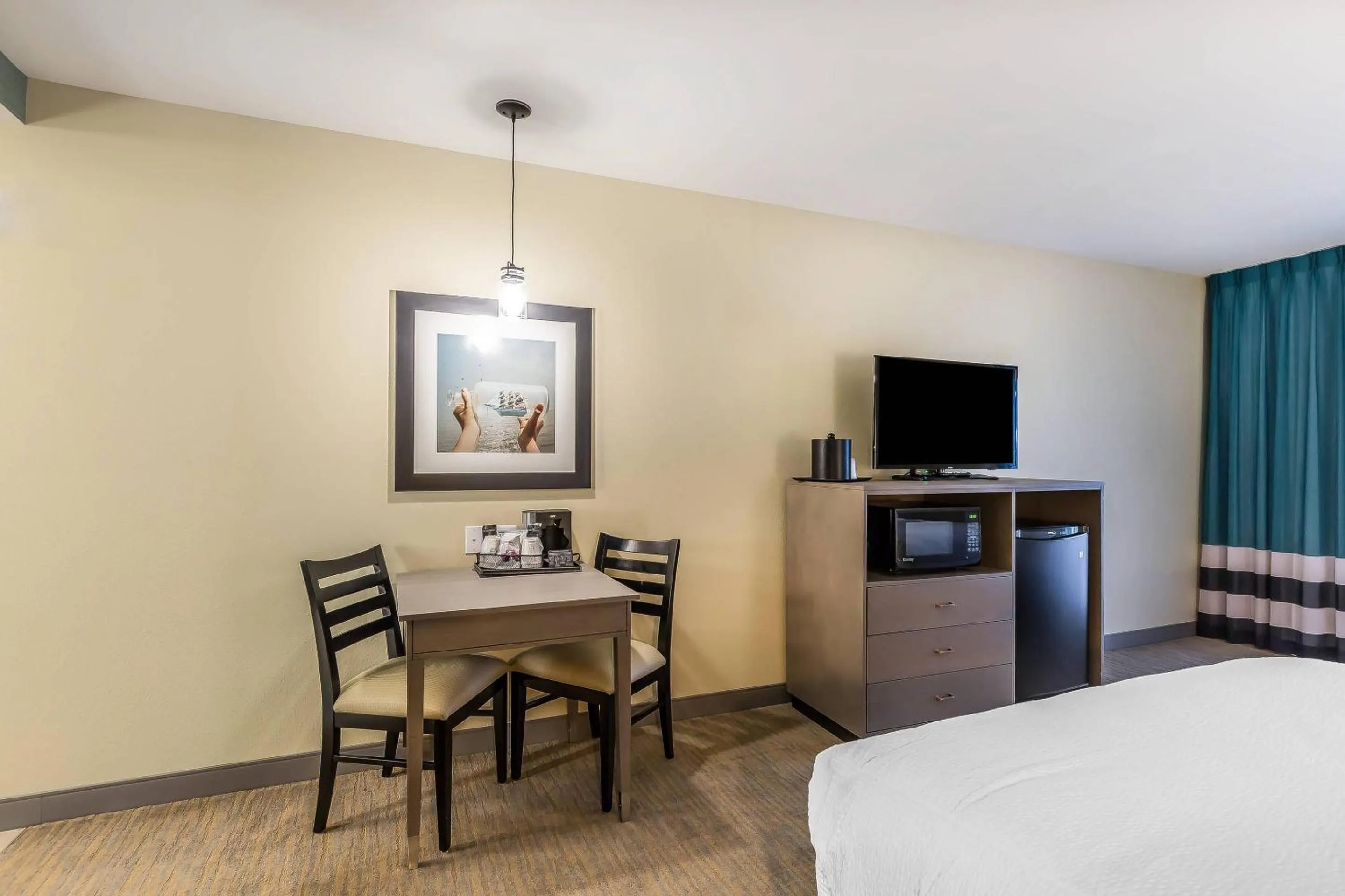 Bedroom, Bed in Marina Bay Hotel & Suites, an Ascend Collection Hotel