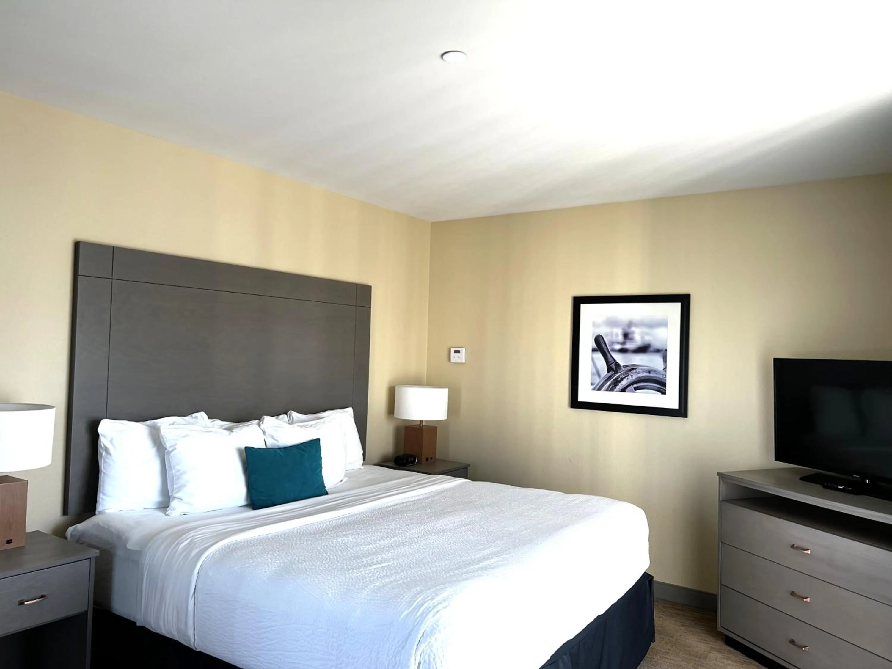 Bedroom, Bed in Marina Bay Hotel & Suites, an Ascend Collection Hotel