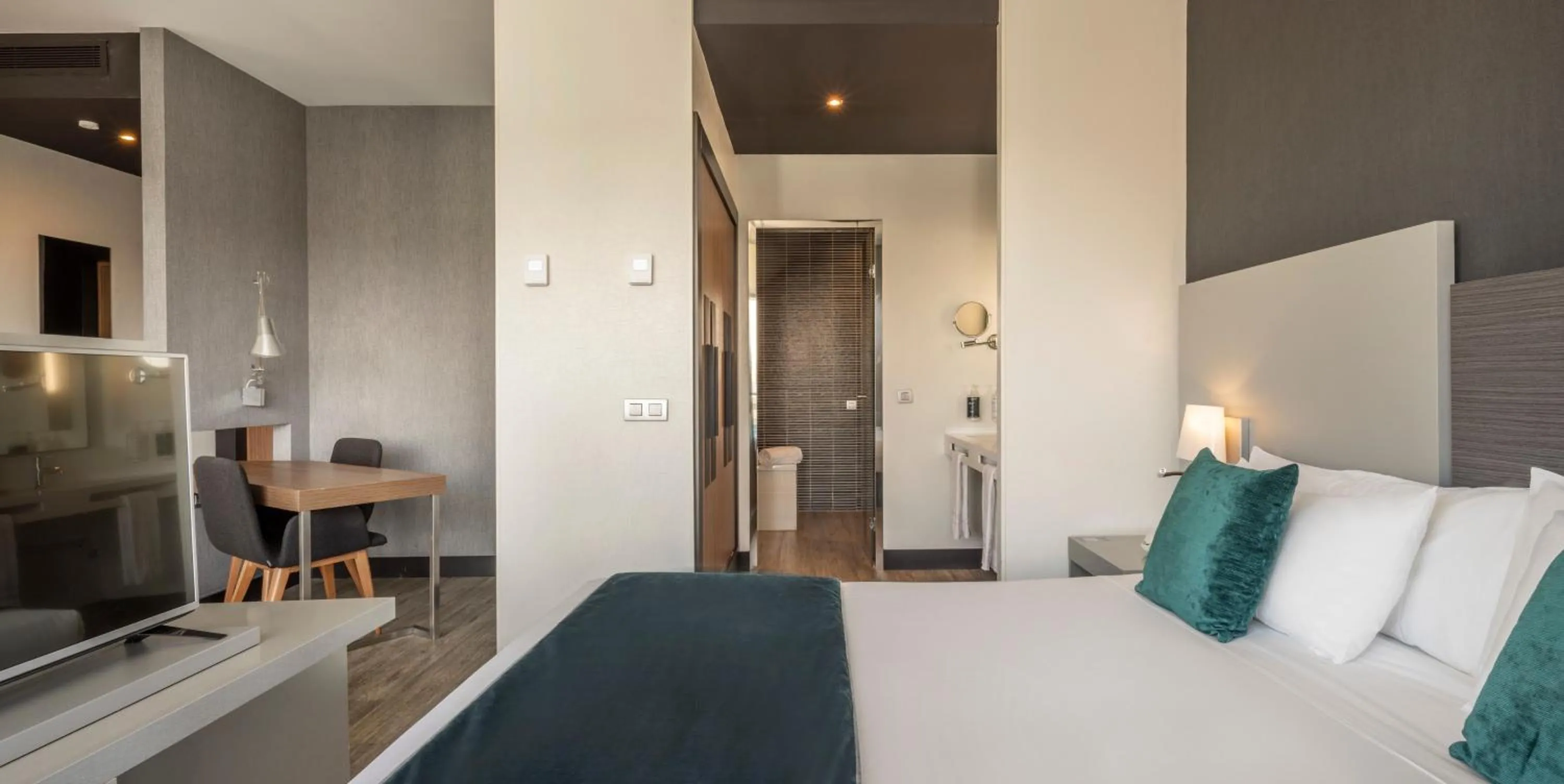 Bedroom, Bed in Ilunion Atrium