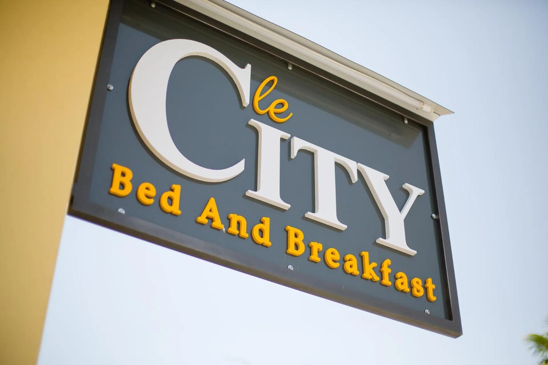 Property logo or sign in B&B Le City