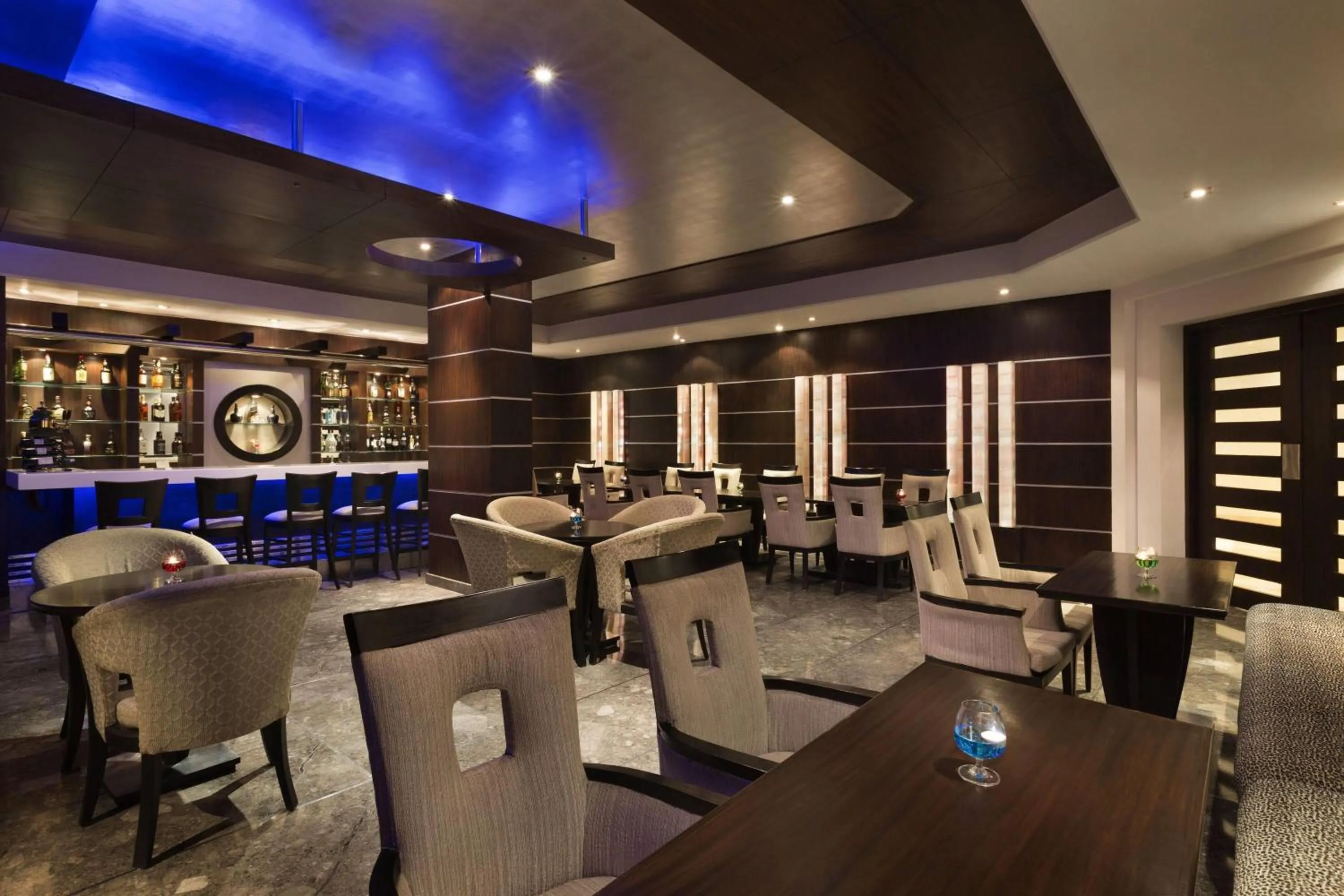 Lounge or bar in Ramada Plaza by Wyndham JHV Varanasi