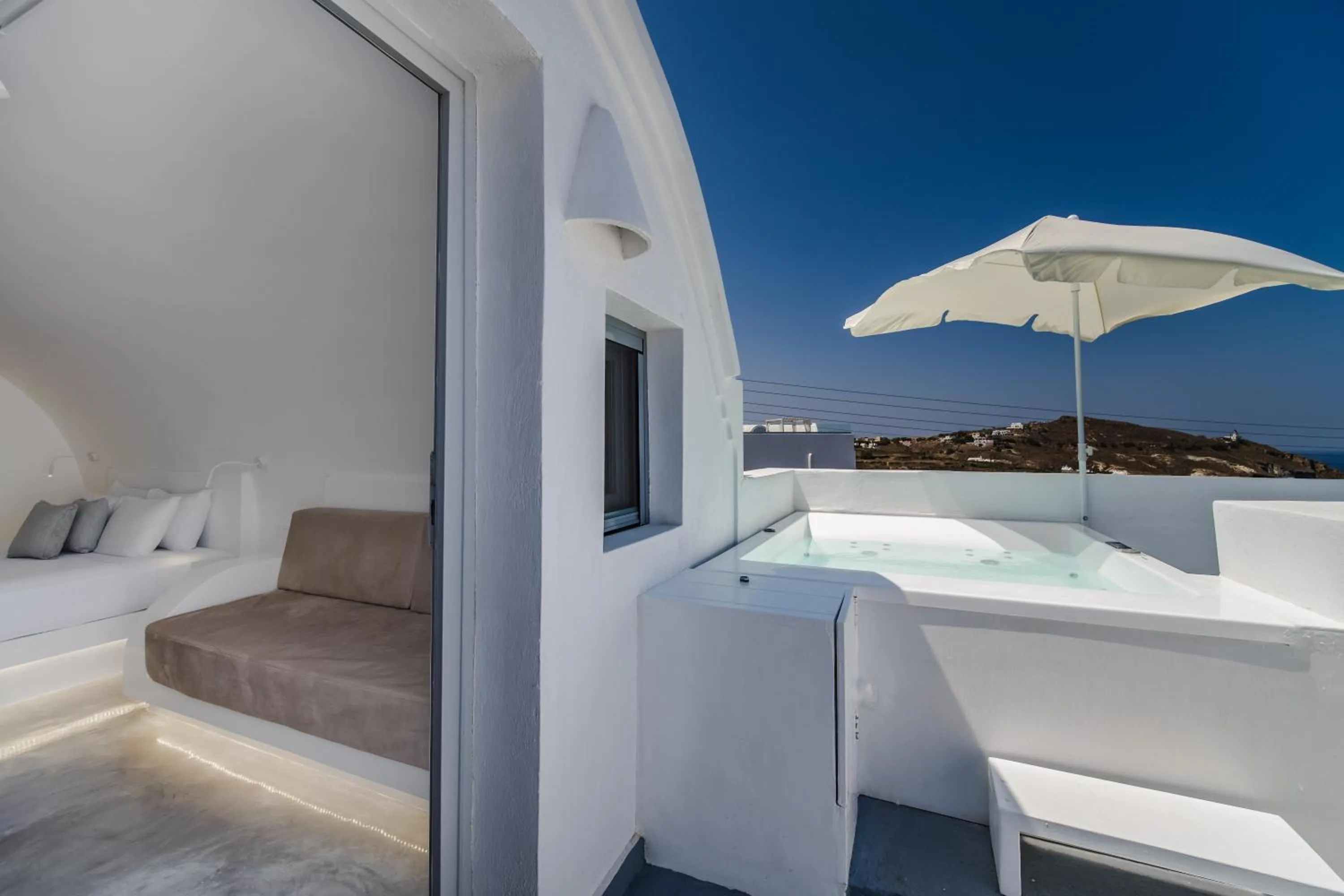 Hot Tub in Serenità Luxury Suites