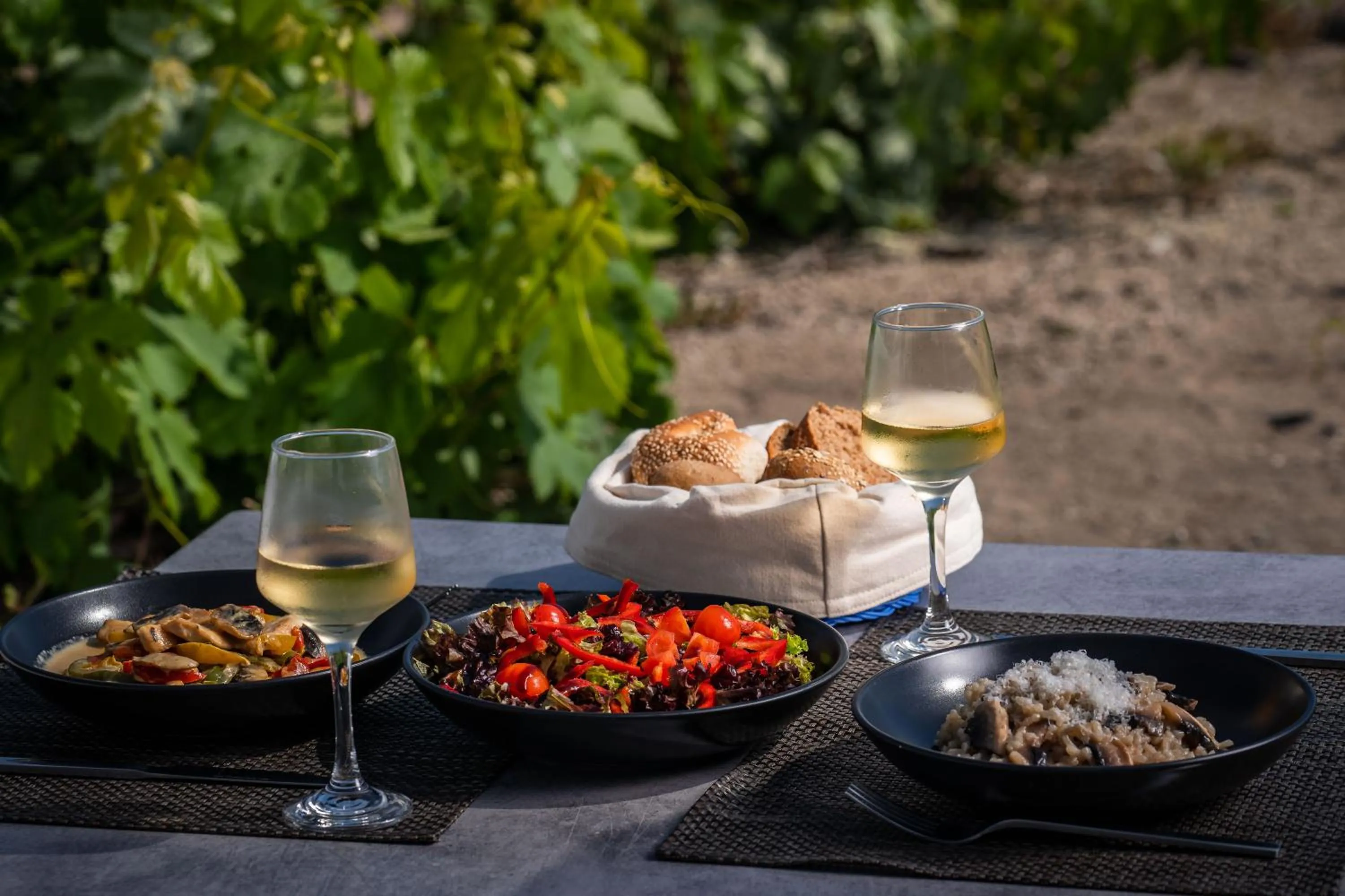 Restaurant/places to eat in Serenità Luxury Suites