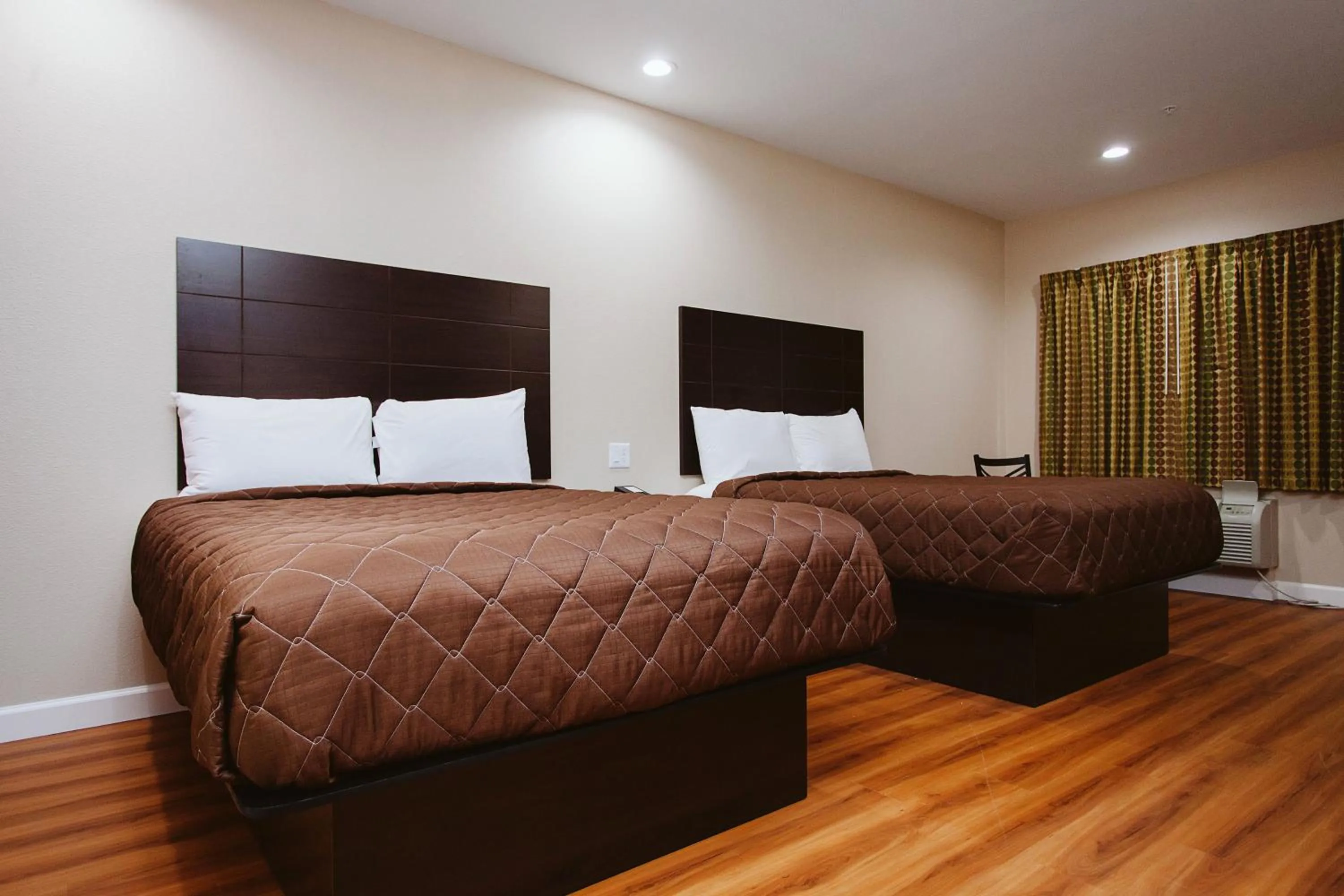 Bed in Palace Inn 290 & Jones Rd