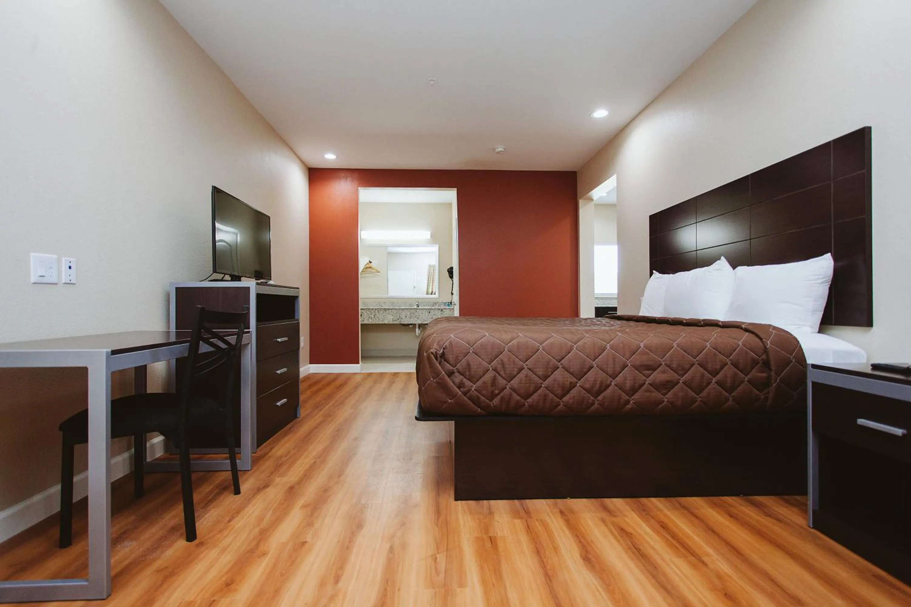 Bed in Palace Inn 290 & Jones Rd