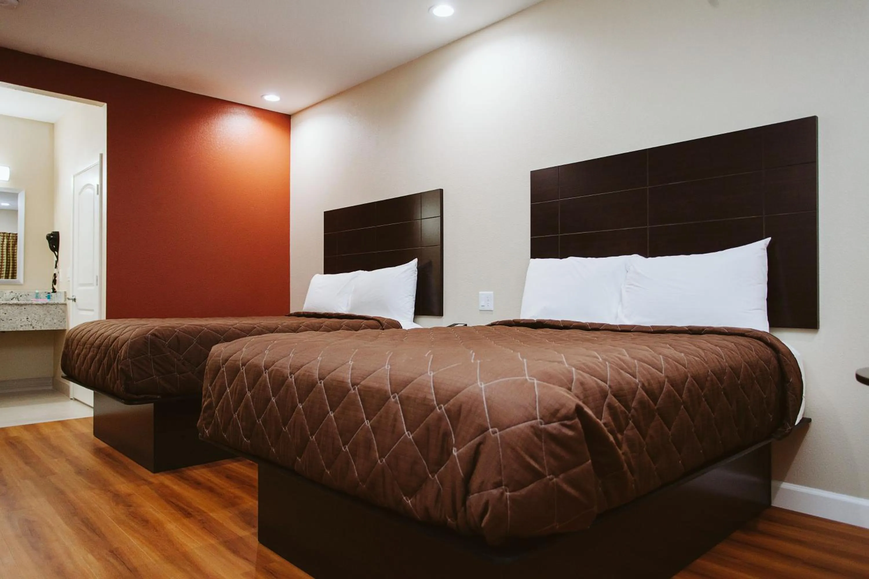 Bed in Palace Inn 290 & Jones Rd