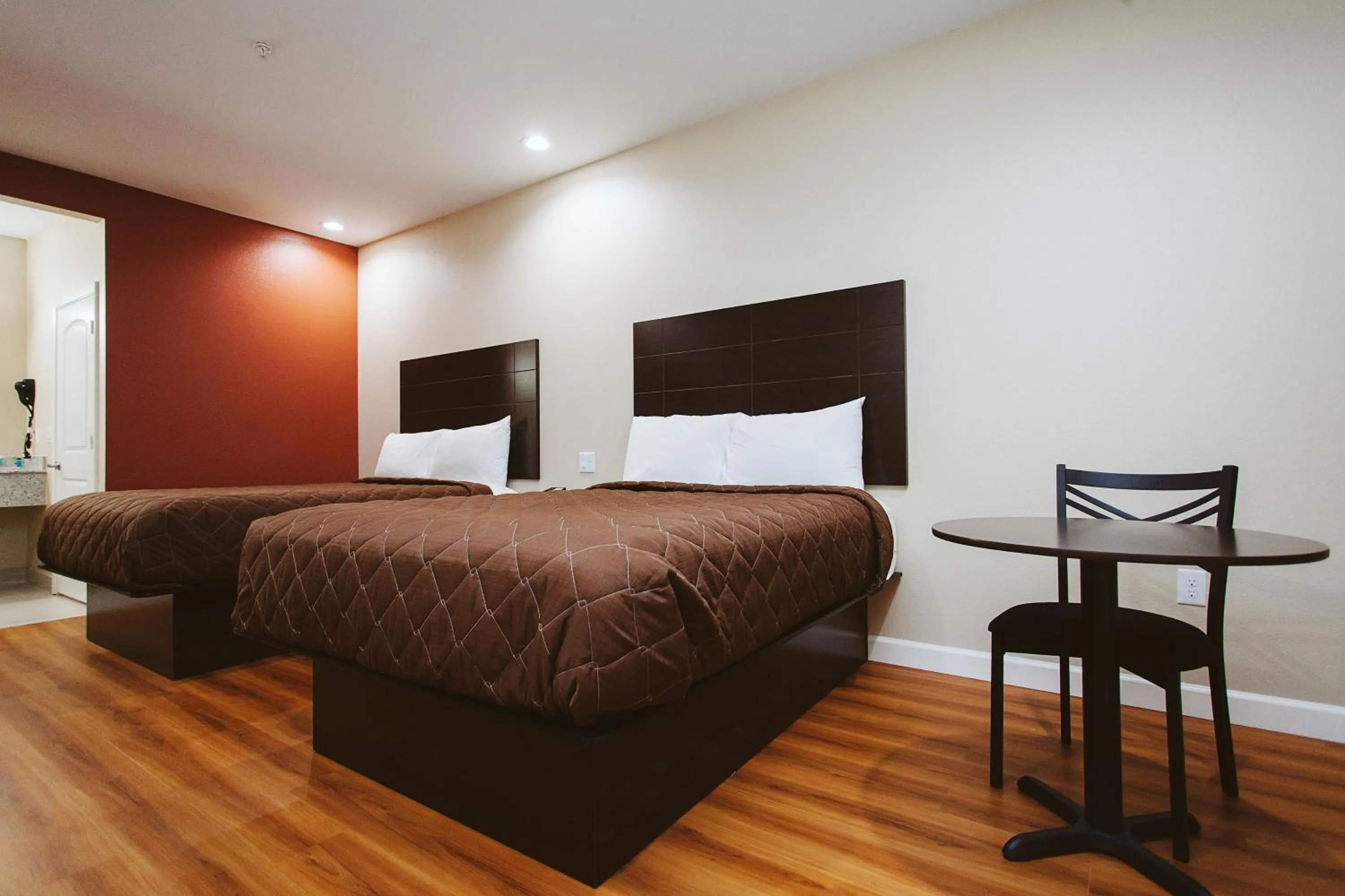 Bed in Palace Inn 290 & Jones Rd