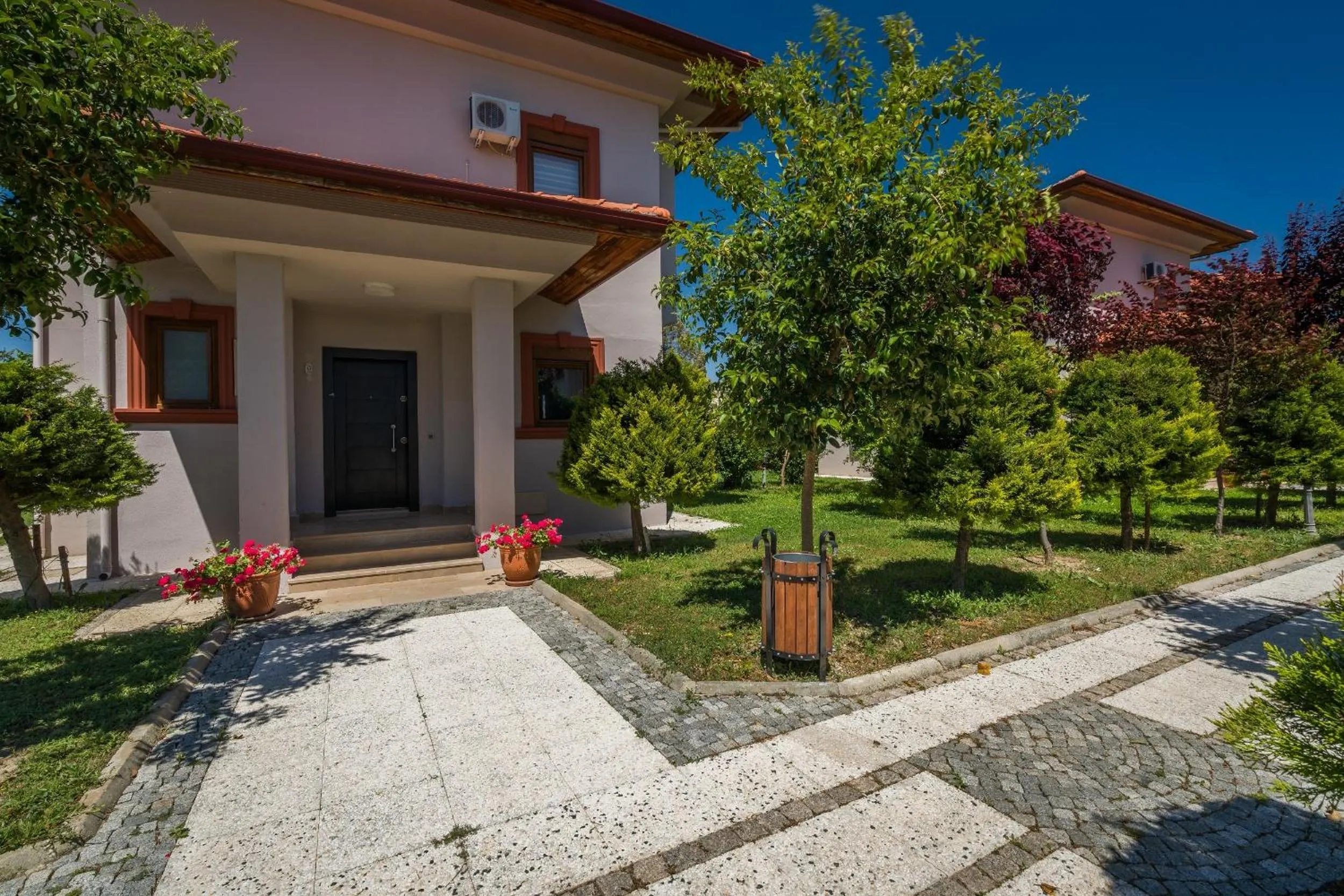 Facade/entrance in VISTA Villa