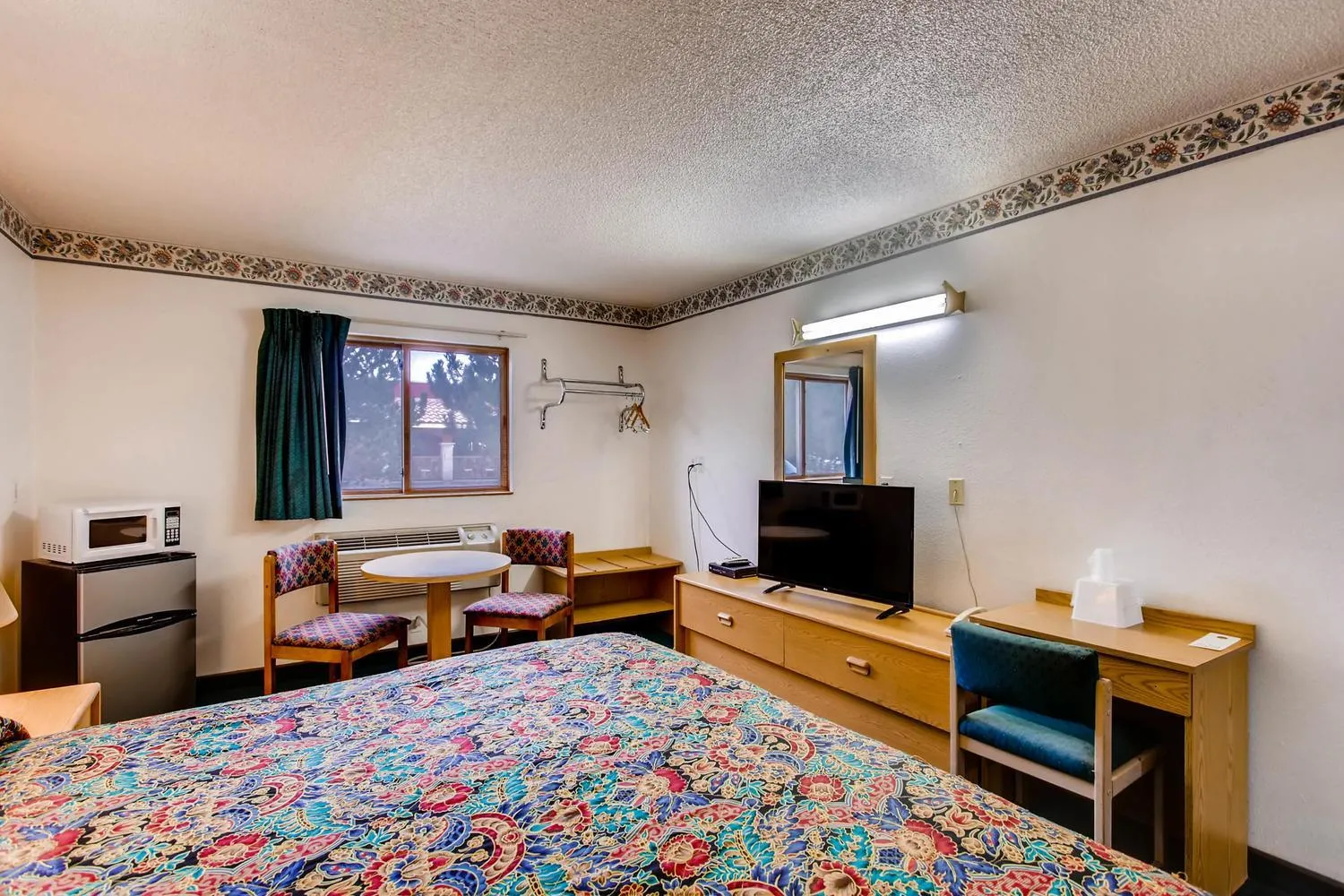Bedroom, Bed in Motel 9