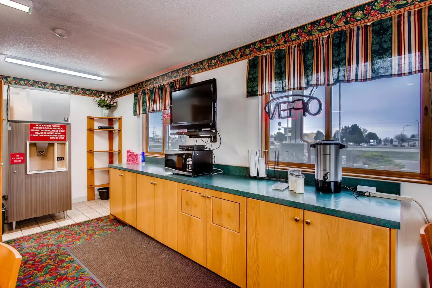 Communal lounge/ TV room in Motel 9