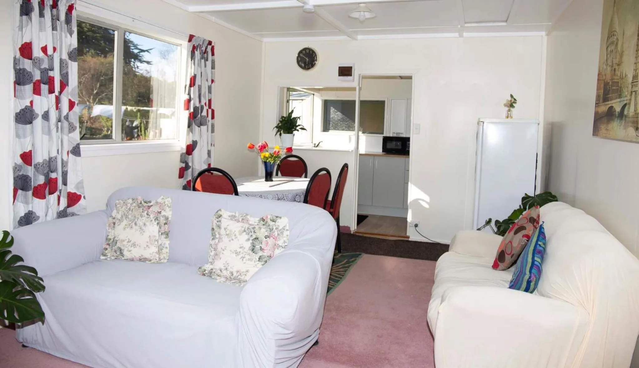Living room in Surat Bay Lodge, Motel and Backpackers