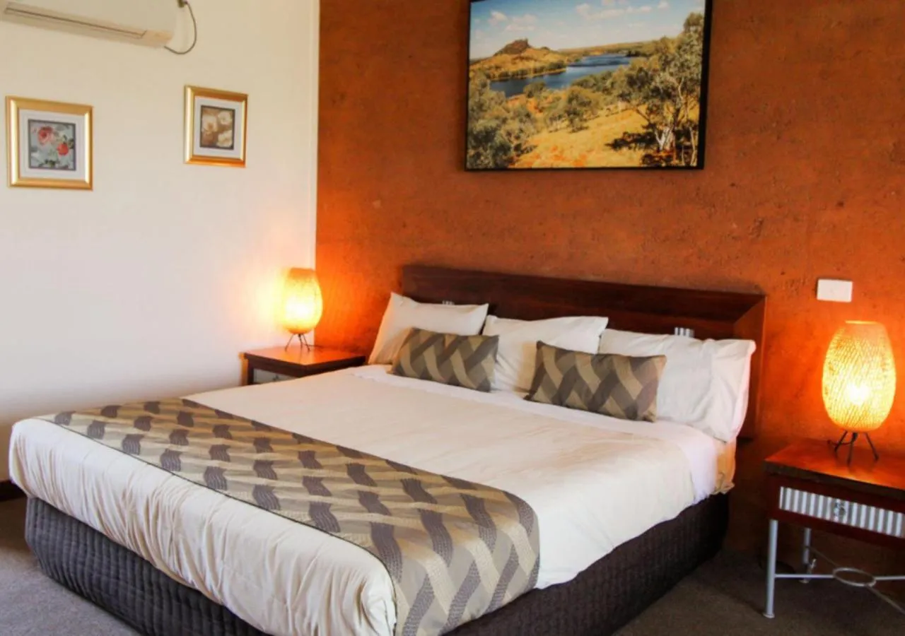 Photo of the whole room, Bed in The Gidgee Inn