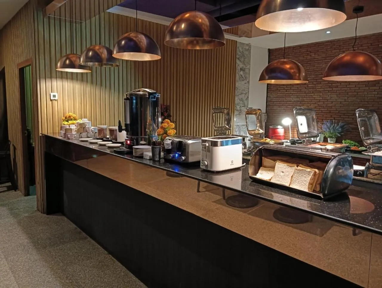 Restaurant/places to eat in CBD 2 Hotel