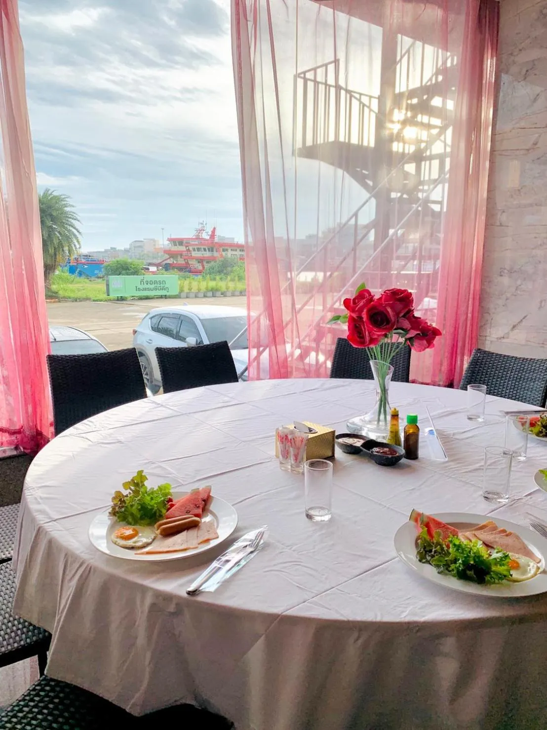 Restaurant/places to eat in CBD 2 Hotel