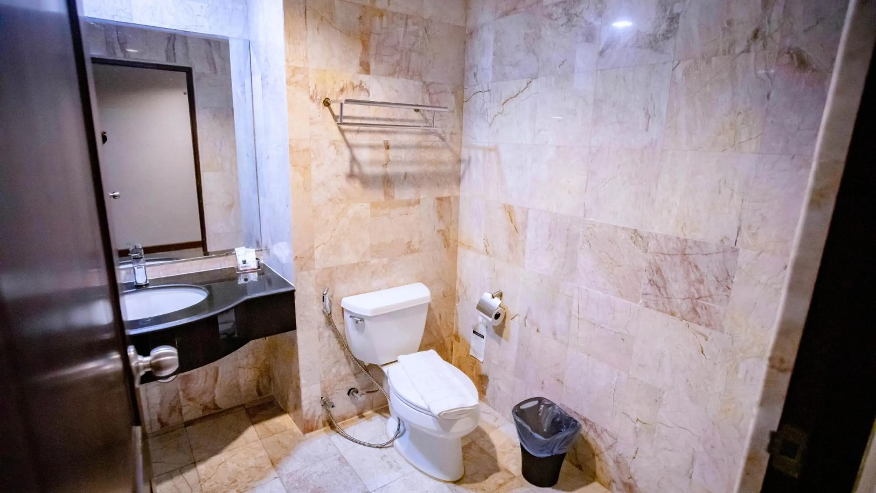 Toilet in CBD 2 Hotel