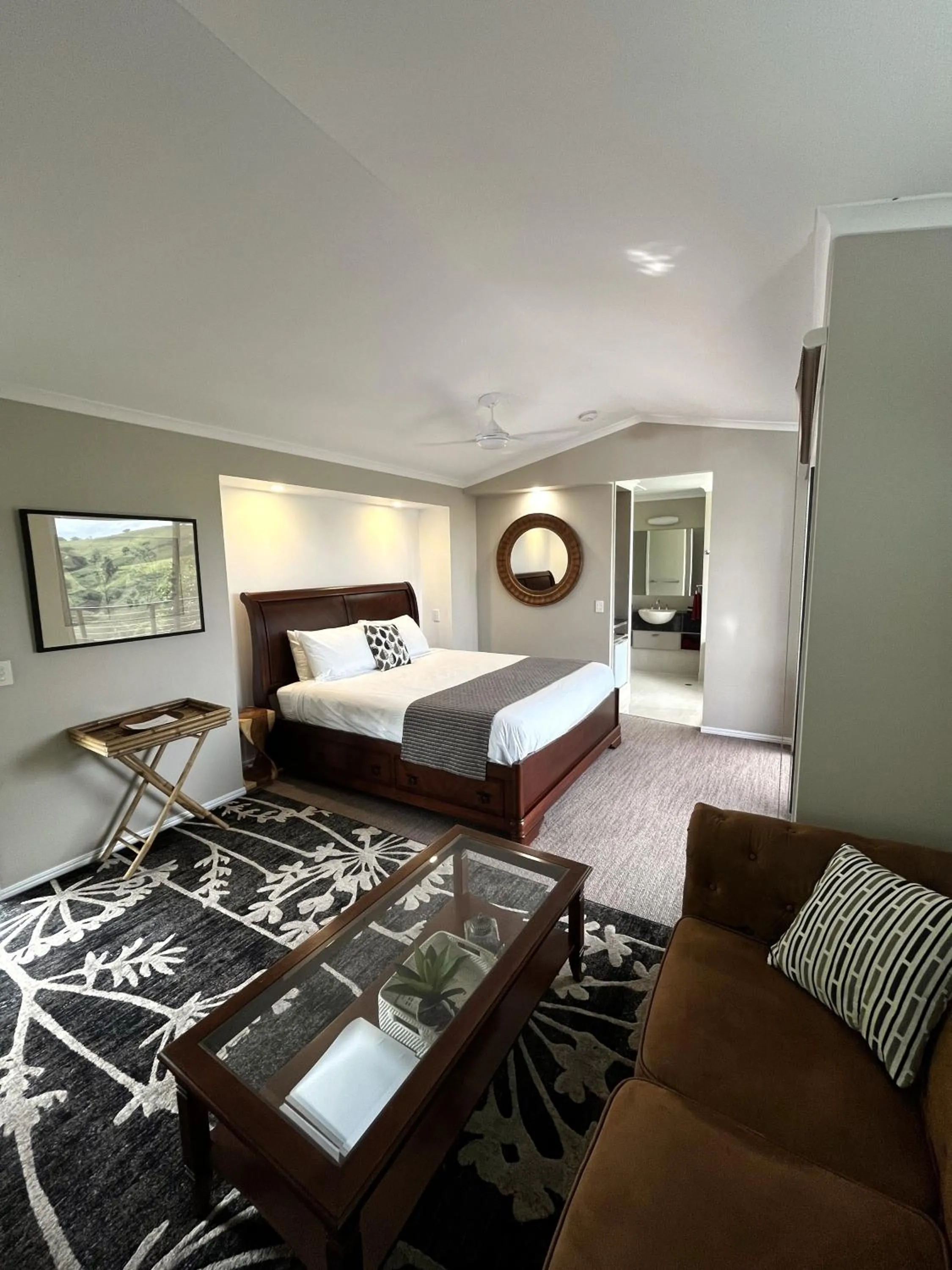 Photo of the whole room, Bed in Top Of The Hill