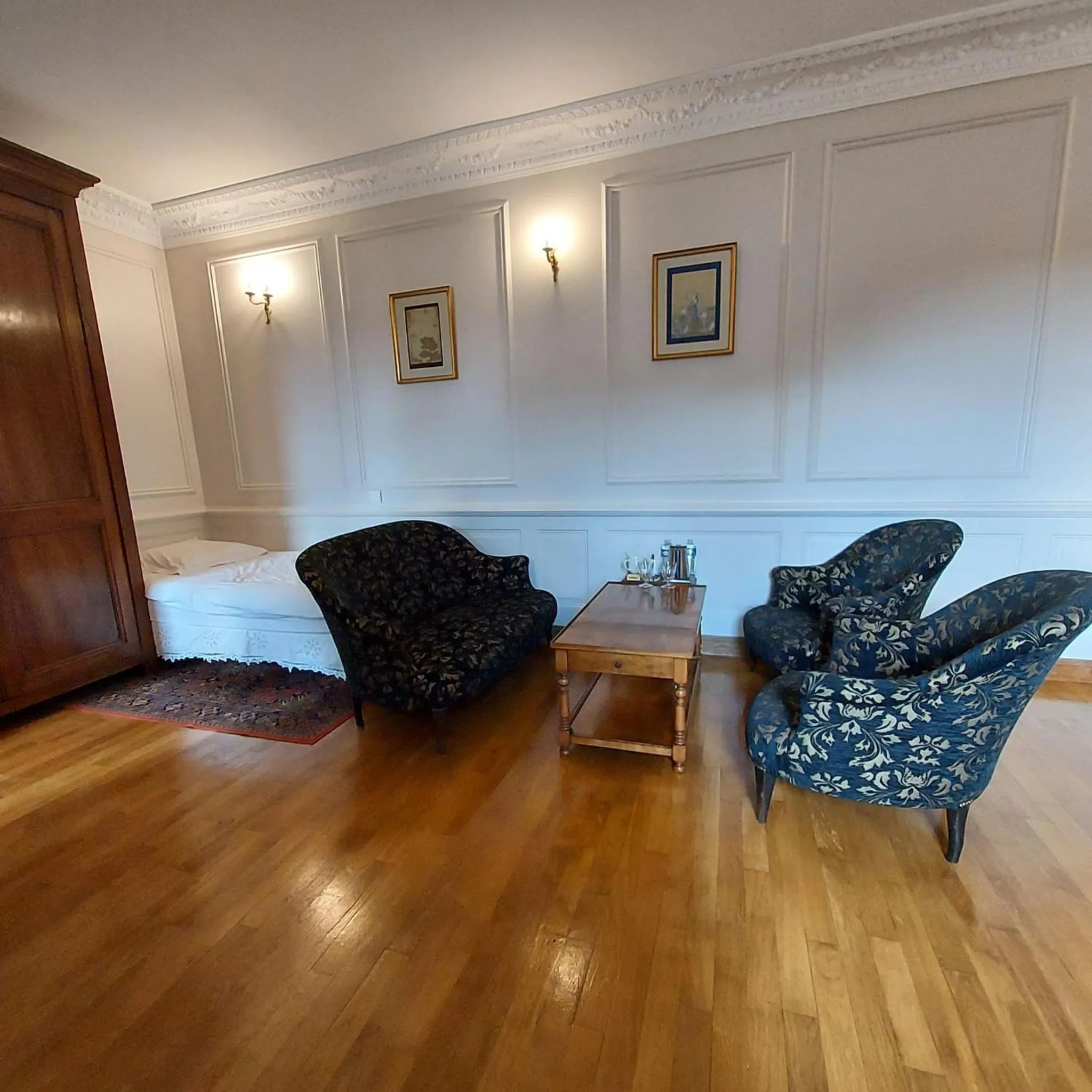 Living room in Les Chambres du Château du Rozel