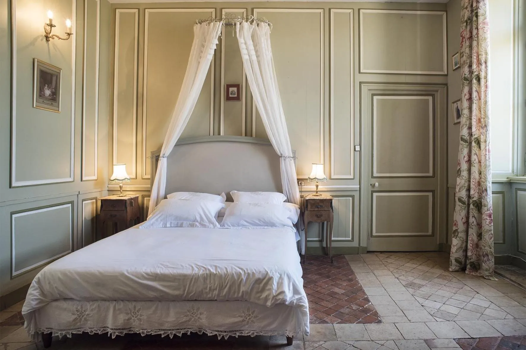 Bed in Les Chambres du Château du Rozel