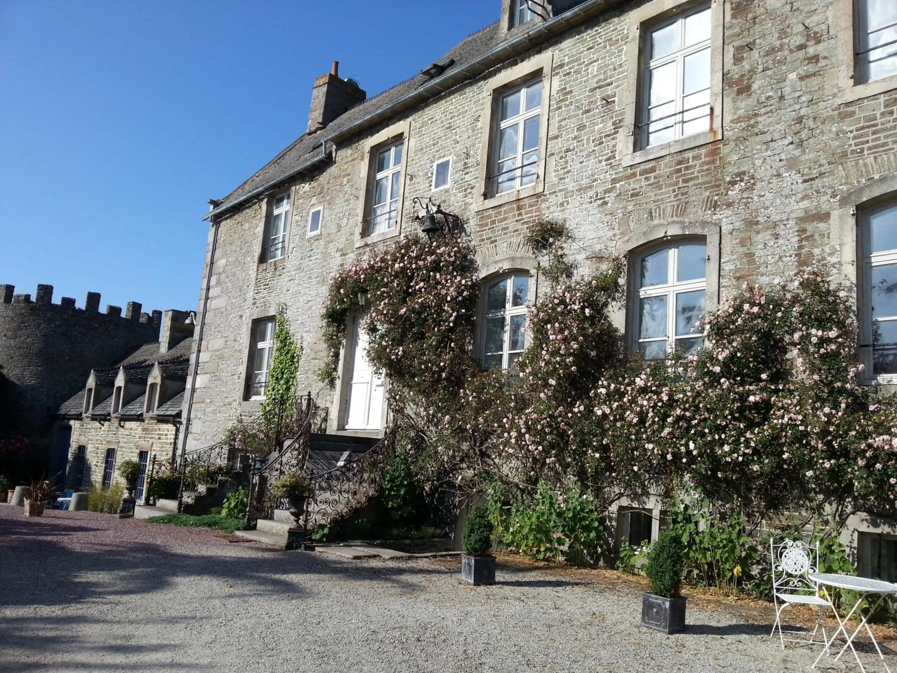 Facade/entrance in Les Chambres du Château du Rozel