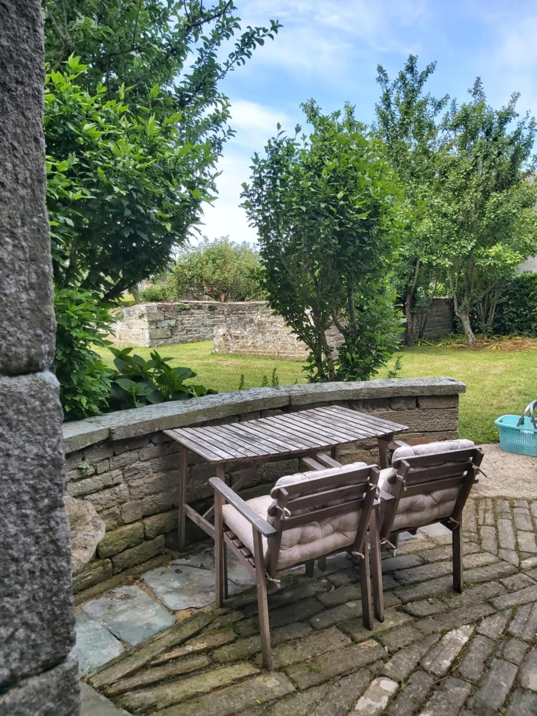 Patio in Les Chambres du Château du Rozel