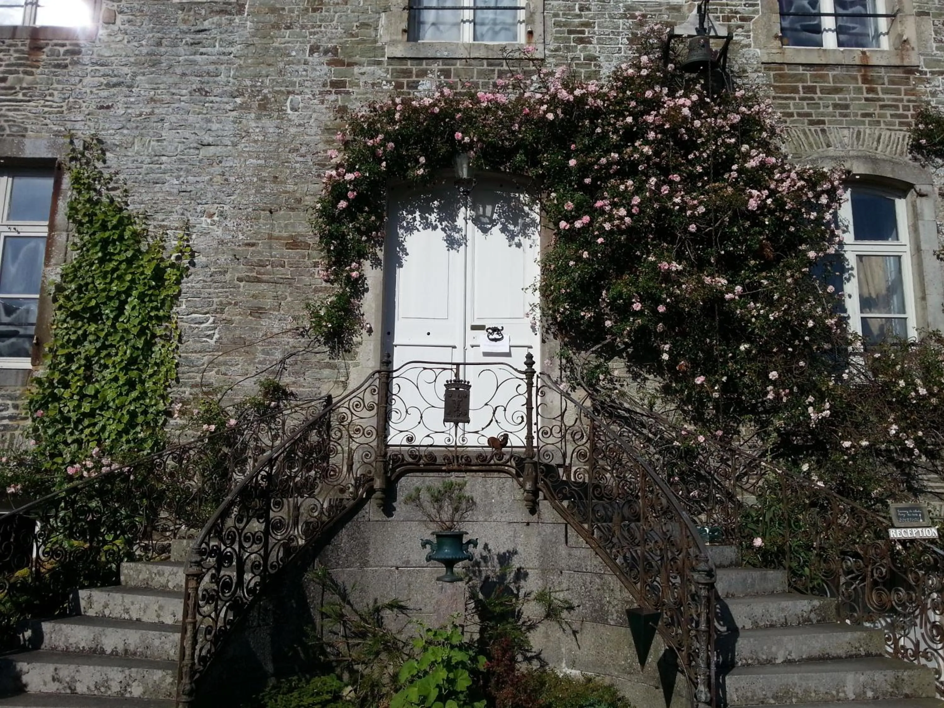 Facade/entrance in Les Chambres du Château du Rozel