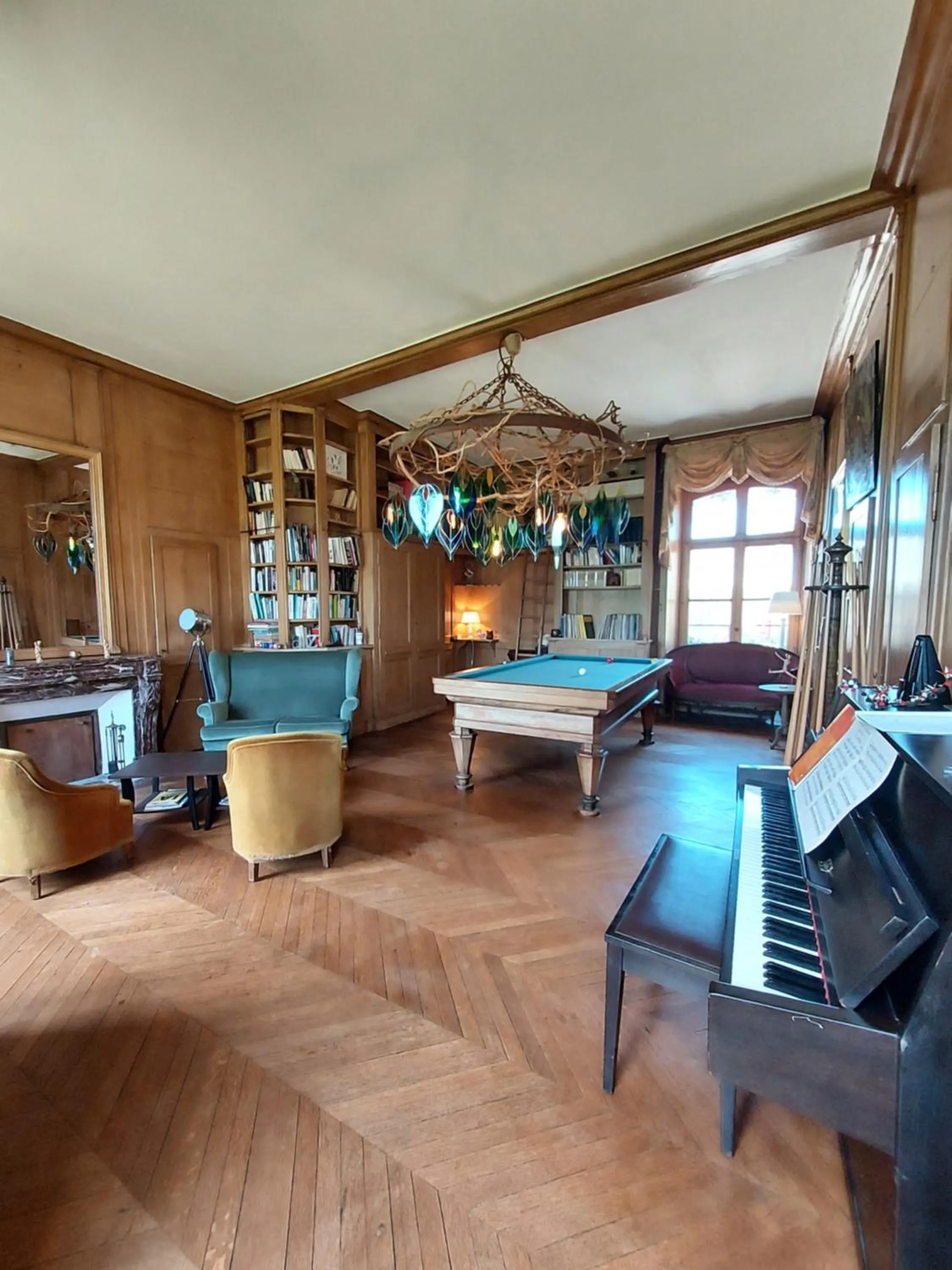 Communal lounge/ TV room in Les Chambres du Château du Rozel